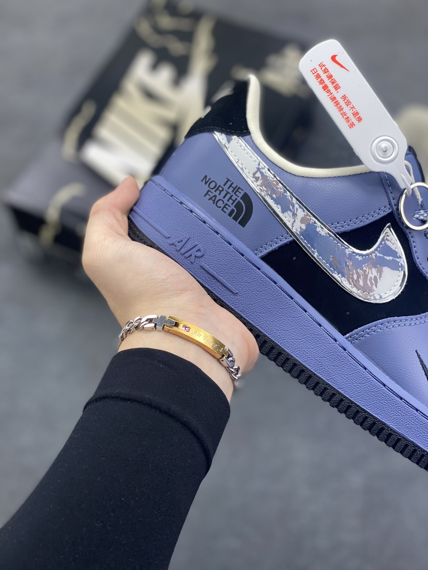 图片[6]-Nike Air Force 1 \’07 Low “北面联名——雪山黑蓝银”空军一号 高端定制 低帮 运动鞋 休闲鞋 折边针车 工艺难度大 原楦头原纸板 原装鞋盒 定制五金配件 内置全掌气垫 原厂鞋底 货号：KJ1688-018 尺码：36 36.5 37.5 38 38.5 39 40 40.5 41 42 42.5 43 44 44.5 45-选品中心