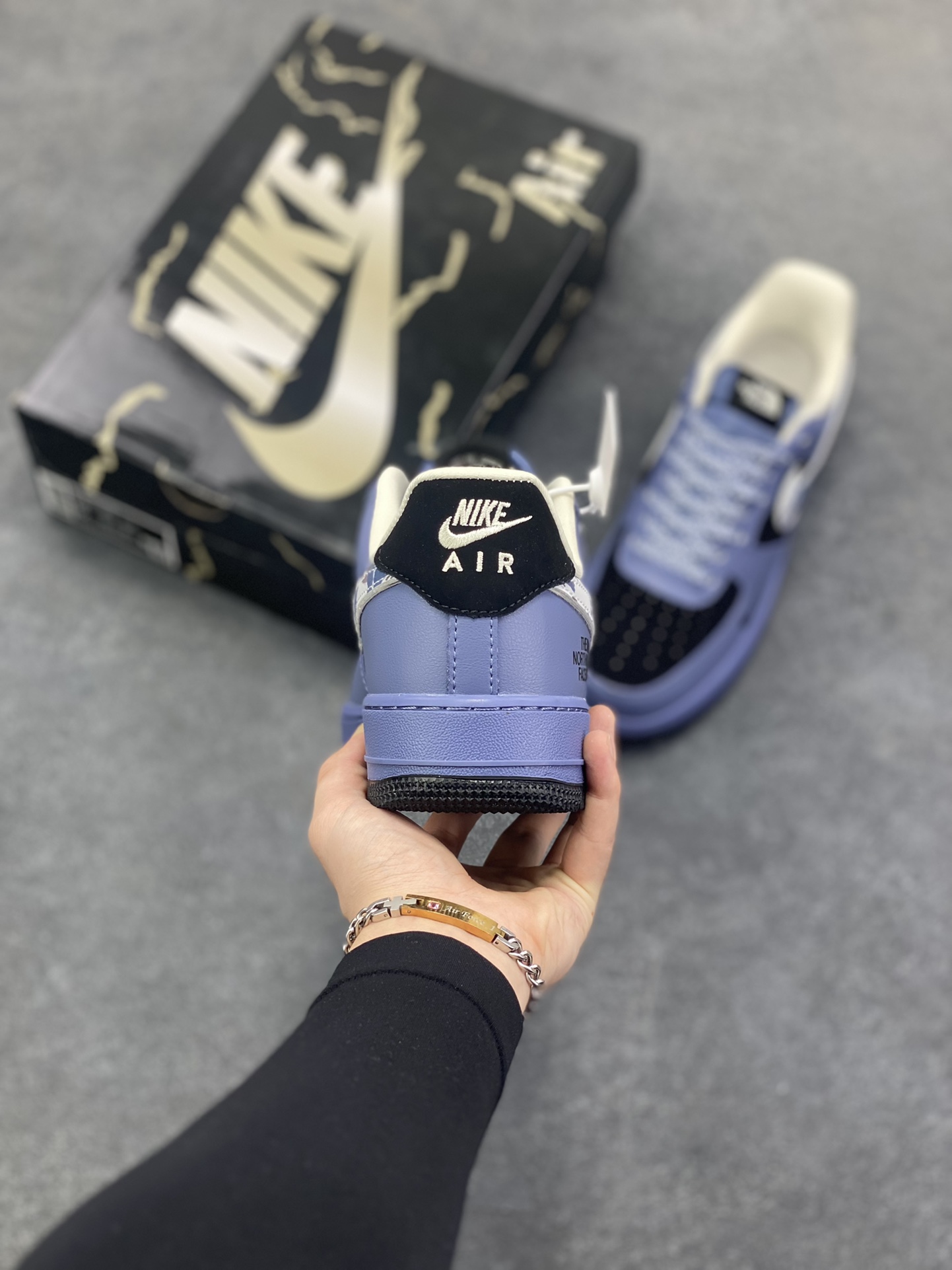 图片[4]-Nike Air Force 1 \’07 Low “北面联名——雪山黑蓝银”空军一号 高端定制 低帮 运动鞋 休闲鞋 折边针车 工艺难度大 原楦头原纸板 原装鞋盒 定制五金配件 内置全掌气垫 原厂鞋底 货号：KJ1688-018 尺码：36 36.5 37.5 38 38.5 39 40 40.5 41 42 42.5 43 44 44.5 45-选品中心