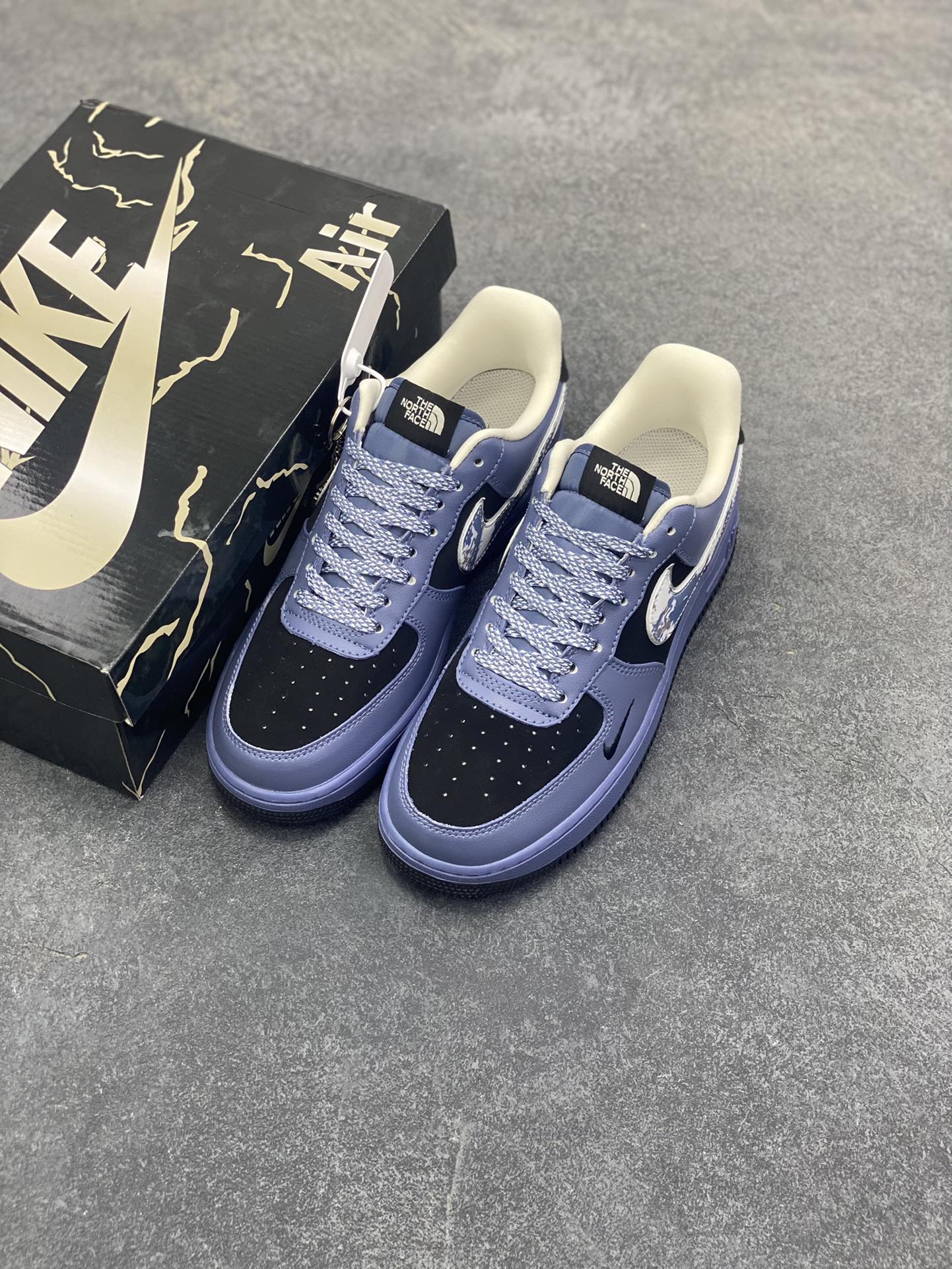 图片[8]-Nike Air Force 1 \’07 Low “北面联名——雪山黑蓝银”空军一号 高端定制 低帮 运动鞋 休闲鞋 折边针车 工艺难度大 原楦头原纸板 原装鞋盒 定制五金配件 内置全掌气垫 原厂鞋底 货号：KJ1688-018 尺码：36 36.5 37.5 38 38.5 39 40 40.5 41 42 42.5 43 44 44.5 45-选品中心
