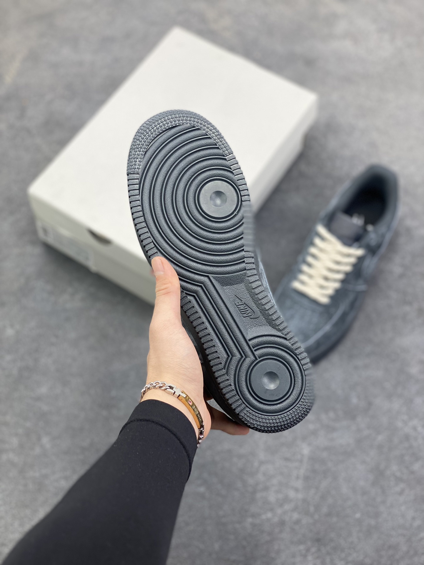 图片[5]-Nike Air Force 1 Low 空军一号低帮百搭休闲运动板鞋。柔软、弹性十足的缓震性能和出色的中底设计，横跨复古与现代的外型结合，造就出风靡全球三十多年的Force 1，直到今天还深受青睐。 货号：CW2288-001 尺码：36 36.5 37.5 38 38.5 39 40 40.5 41 42 42.5 43 44 44.5 45-选品中心