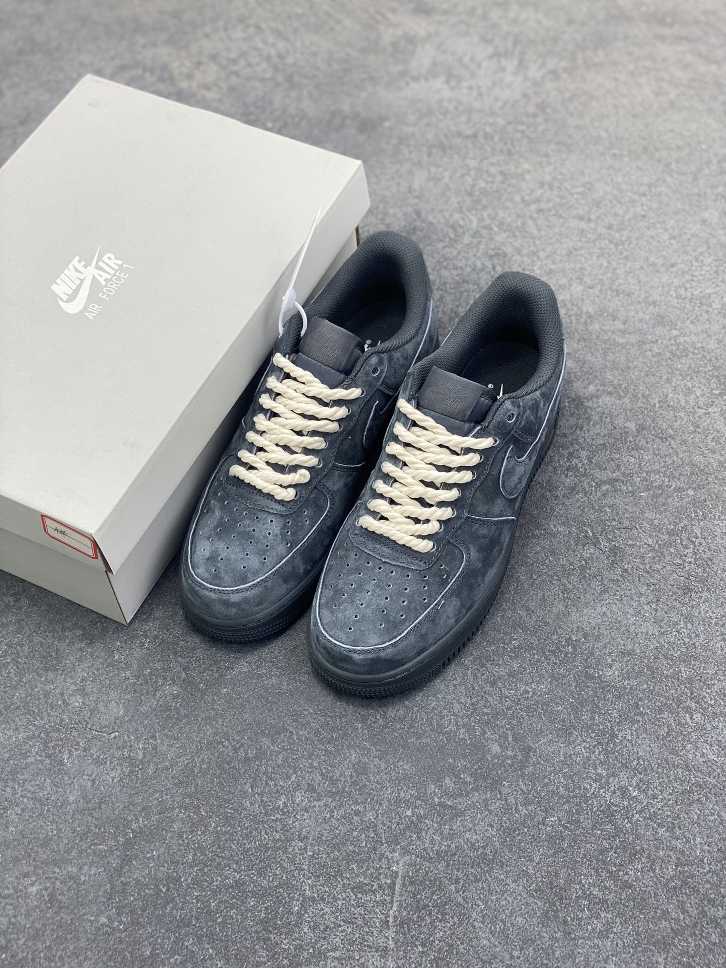 图片[8]-Nike Air Force 1 Low 空军一号低帮百搭休闲运动板鞋。柔软、弹性十足的缓震性能和出色的中底设计，横跨复古与现代的外型结合，造就出风靡全球三十多年的Force 1，直到今天还深受青睐。 货号：CW2288-001 尺码：36 36.5 37.5 38 38.5 39 40 40.5 41 42 42.5 43 44 44.5 45-选品中心
