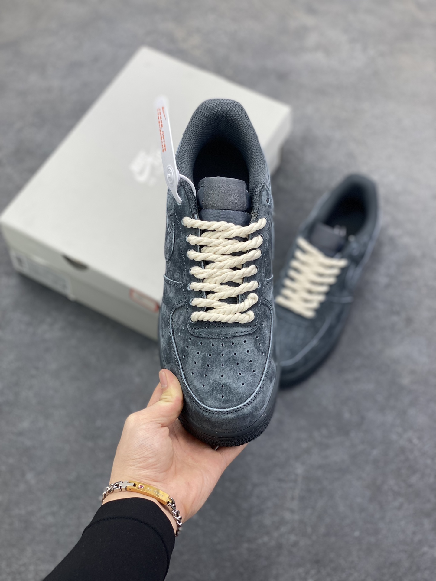 图片[2]-Nike Air Force 1 Low 空军一号低帮百搭休闲运动板鞋。柔软、弹性十足的缓震性能和出色的中底设计，横跨复古与现代的外型结合，造就出风靡全球三十多年的Force 1，直到今天还深受青睐。 货号：CW2288-001 尺码：36 36.5 37.5 38 38.5 39 40 40.5 41 42 42.5 43 44 44.5 45-选品中心