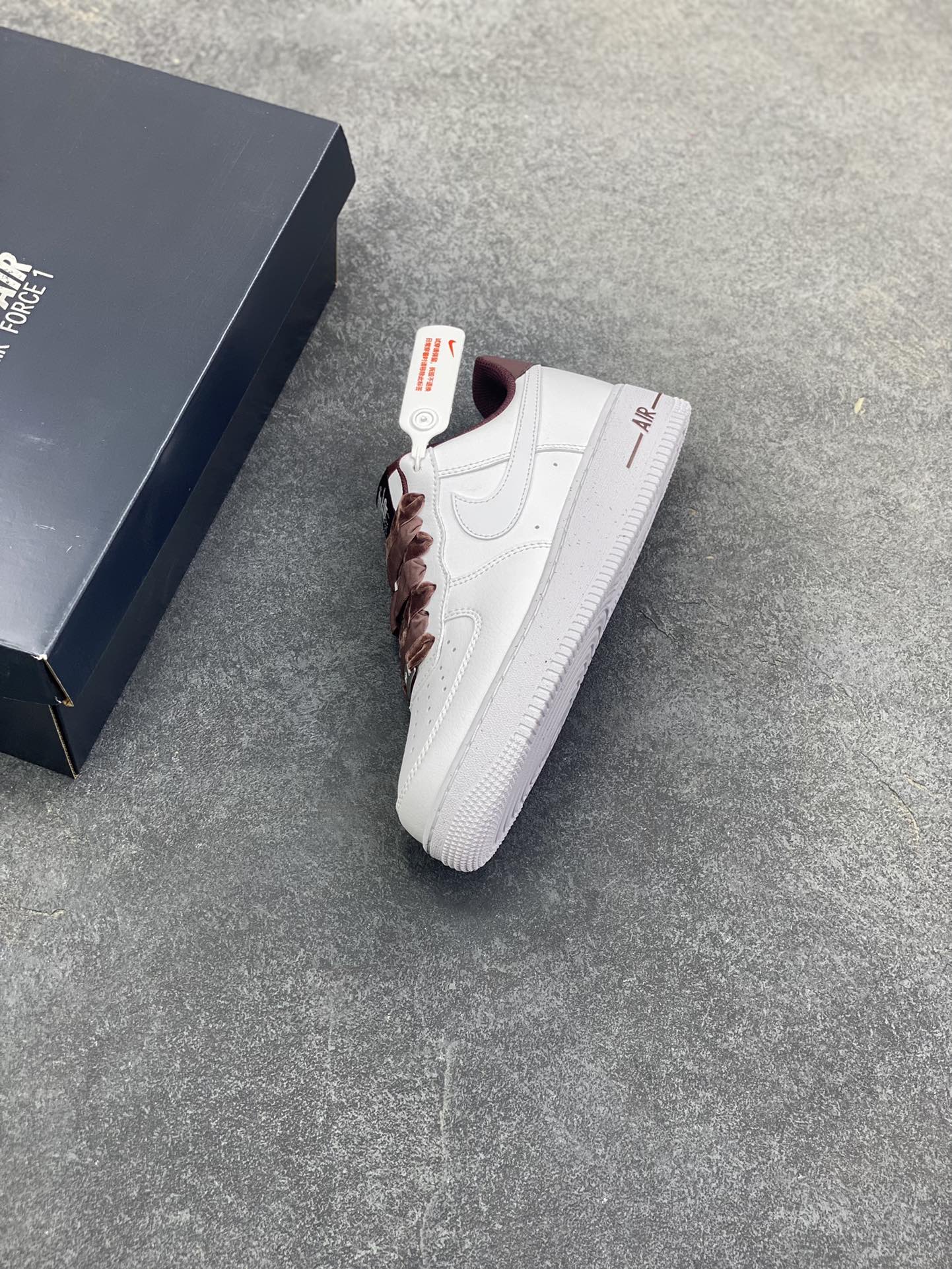 图片[7]-Nike Air Force 1 Low 白深棕 原楦头原纸板 打造纯正空军版型 专注外贸渠道 全掌内置蜂窝气垫 原盒配件 原厂中底钢印、拉帮完美 货号：HV4403-600 尺码：36 36.5 37.5 38 38.5 39 40 40.5 41 42 42.5 43 44 44.5 45-选品中心