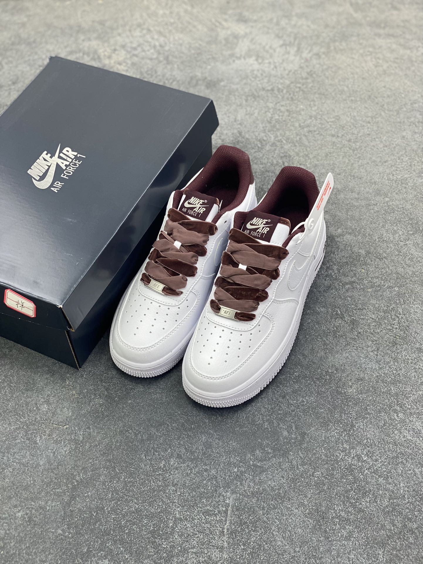 图片[8]-Nike Air Force 1 Low 白深棕 原楦头原纸板 打造纯正空军版型 专注外贸渠道 全掌内置蜂窝气垫 原盒配件 原厂中底钢印、拉帮完美 货号：HV4403-600 尺码：36 36.5 37.5 38 38.5 39 40 40.5 41 42 42.5 43 44 44.5 45-选品中心