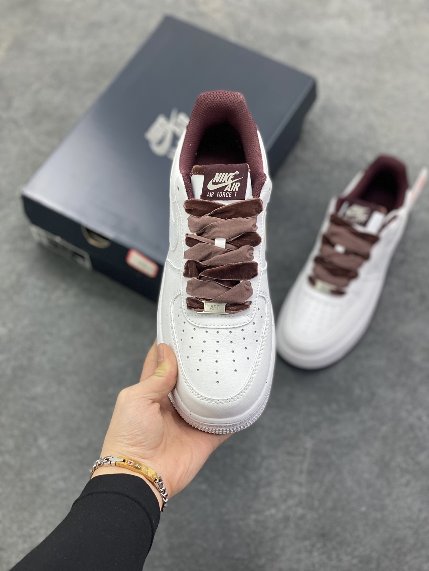 图片[2]-Nike Air Force 1 Low 白深棕 原楦头原纸板 打造纯正空军版型 专注外贸渠道 全掌内置蜂窝气垫 原盒配件 原厂中底钢印、拉帮完美 货号：HV4403-600 尺码：36 36.5 37.5 38 38.5 39 40 40.5 41 42 42.5 43 44 44.5 45-选品中心