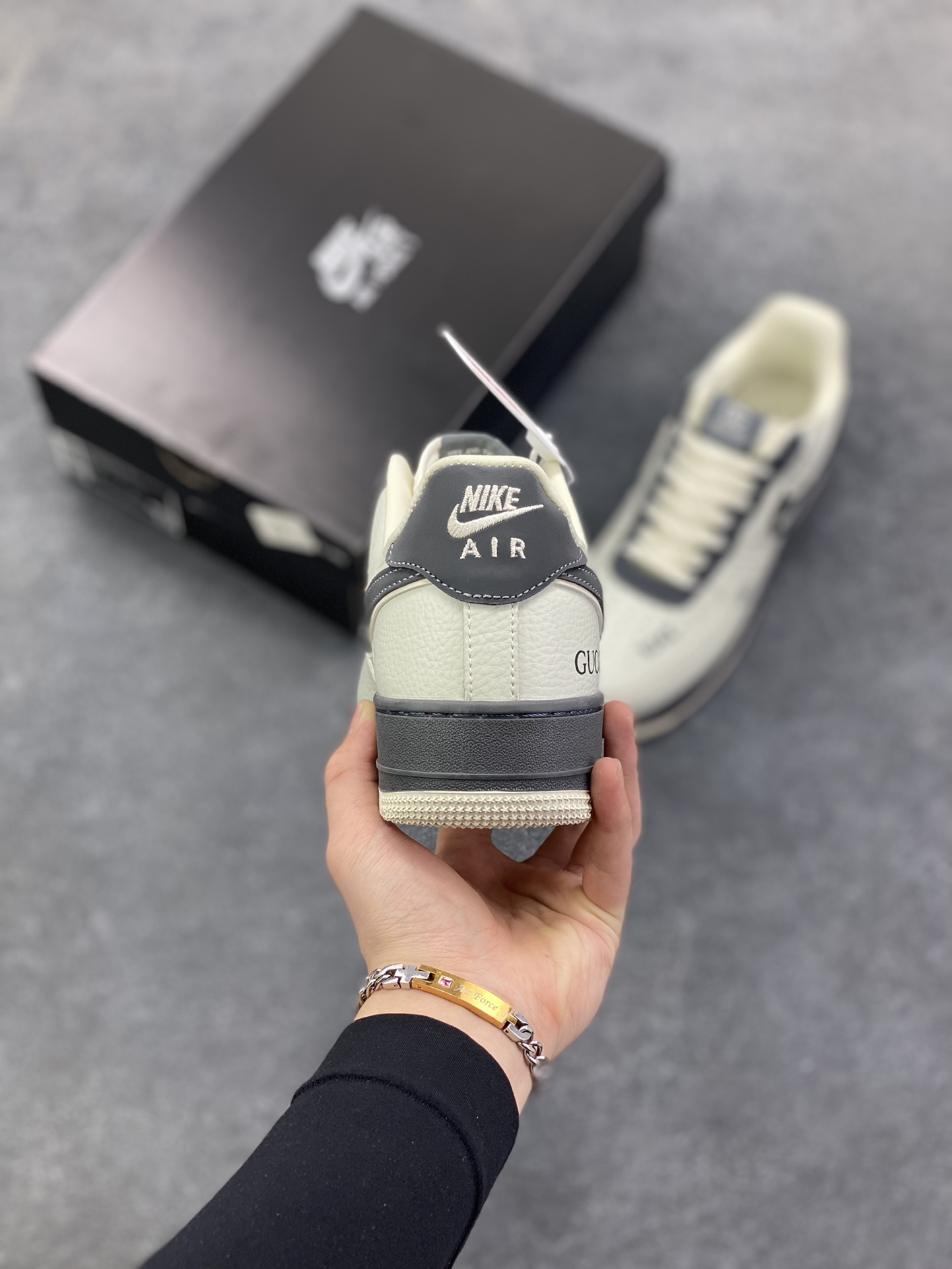 图片[4]-Nike Air Force 1 Low 空军一号低帮百搭休闲运动板鞋。柔软、弹性十足的缓震性能和出色的中底设计，横跨复古与现代的外型结合，造就出风靡全球三十多年的Force 1，直到今天还深受青睐。 货号：CW2288-001 尺码：39 40 40.5 41 42 42.5 43 44 45-选品中心