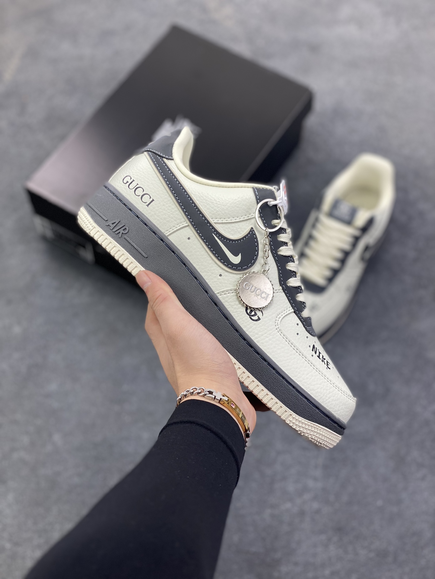 Nike Air Force 1 Low 空军一号低帮百搭休闲运动板鞋。柔软、弹性十足的缓震性能和出色的中底设计，横跨复古与现代的外型结合，造就出风靡全球三十多年的Force 1，直到今天还深受青睐。 货号：CW2288-001 尺码：39 40 40.5 41 42 42.5 43 44 45-选品中心