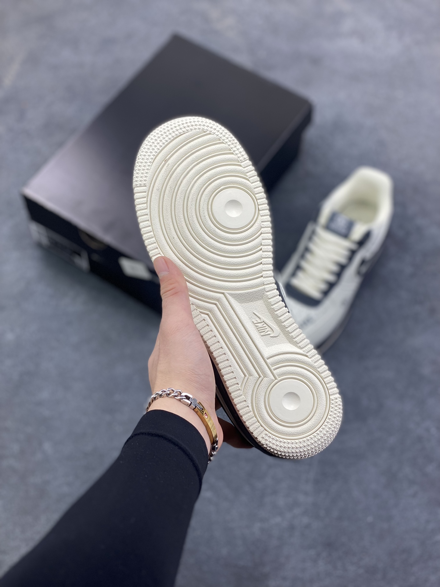 图片[5]-Nike Air Force 1 Low 空军一号低帮百搭休闲运动板鞋。柔软、弹性十足的缓震性能和出色的中底设计，横跨复古与现代的外型结合，造就出风靡全球三十多年的Force 1，直到今天还深受青睐。 货号：CW2288-001 尺码：39 40 40.5 41 42 42.5 43 44 45-选品中心