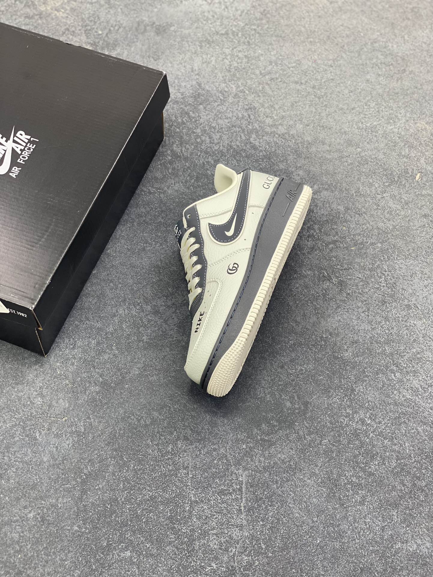 图片[7]-Nike Air Force 1 Low 空军一号低帮百搭休闲运动板鞋。柔软、弹性十足的缓震性能和出色的中底设计，横跨复古与现代的外型结合，造就出风靡全球三十多年的Force 1，直到今天还深受青睐。 货号：CW2288-001 尺码：39 40 40.5 41 42 42.5 43 44 45-选品中心