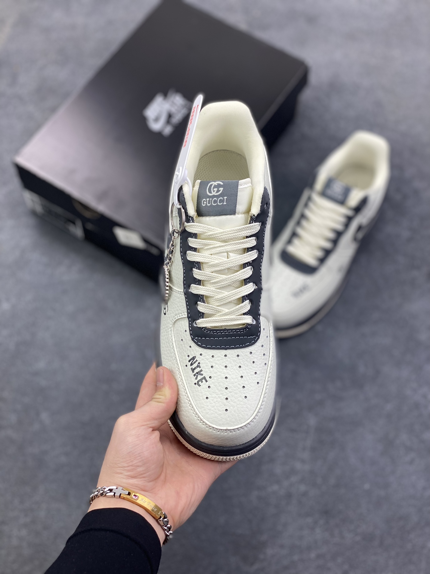 图片[2]-Nike Air Force 1 Low 空军一号低帮百搭休闲运动板鞋。柔软、弹性十足的缓震性能和出色的中底设计，横跨复古与现代的外型结合，造就出风靡全球三十多年的Force 1，直到今天还深受青睐。 货号：CW2288-001 尺码：39 40 40.5 41 42 42.5 43 44 45-选品中心