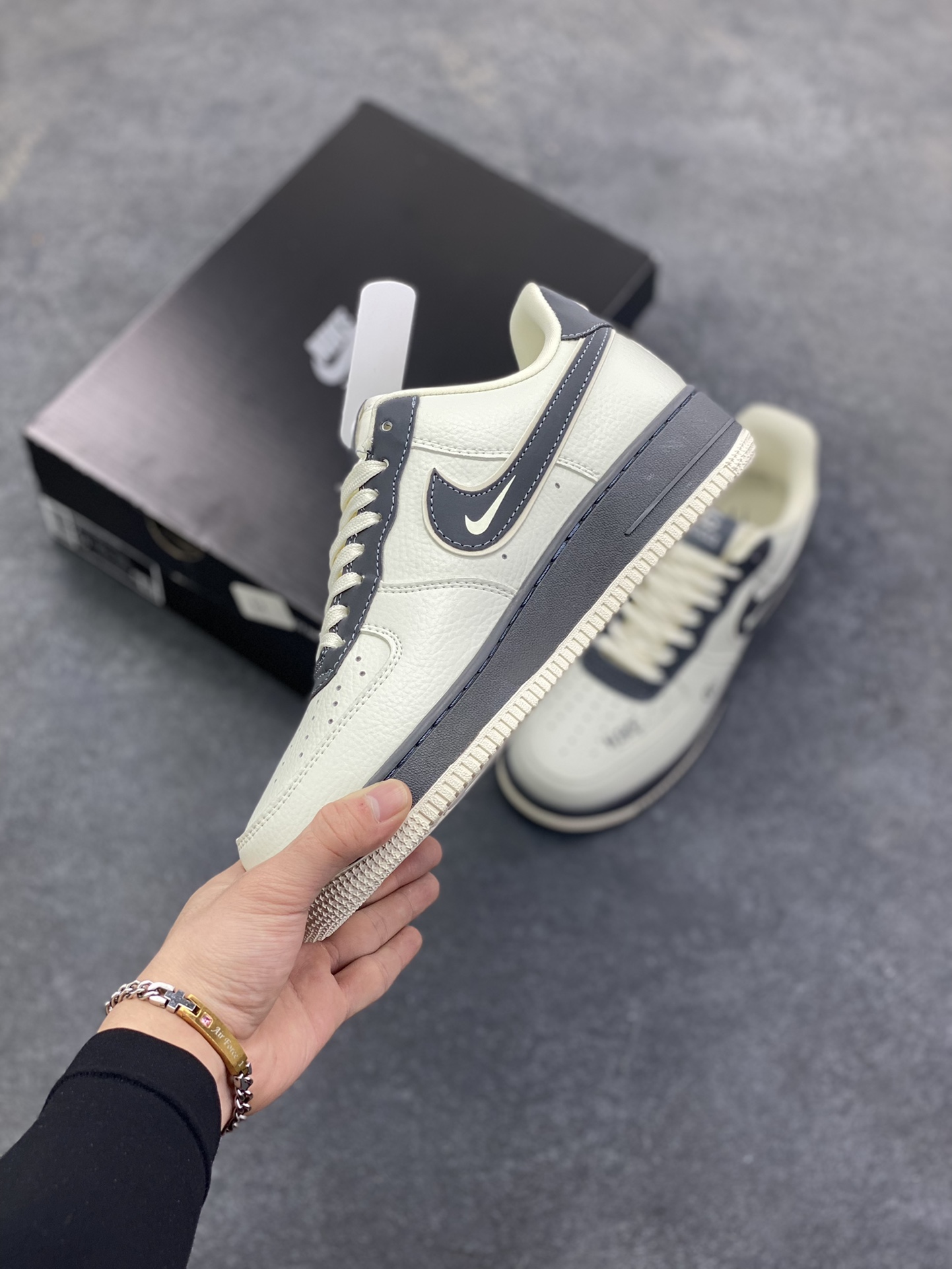 图片[3]-Nike Air Force 1 Low 空军一号低帮百搭休闲运动板鞋。柔软、弹性十足的缓震性能和出色的中底设计，横跨复古与现代的外型结合，造就出风靡全球三十多年的Force 1，直到今天还深受青睐。 货号：CW2288-001 尺码：39 40 40.5 41 42 42.5 43 44 45-选品中心