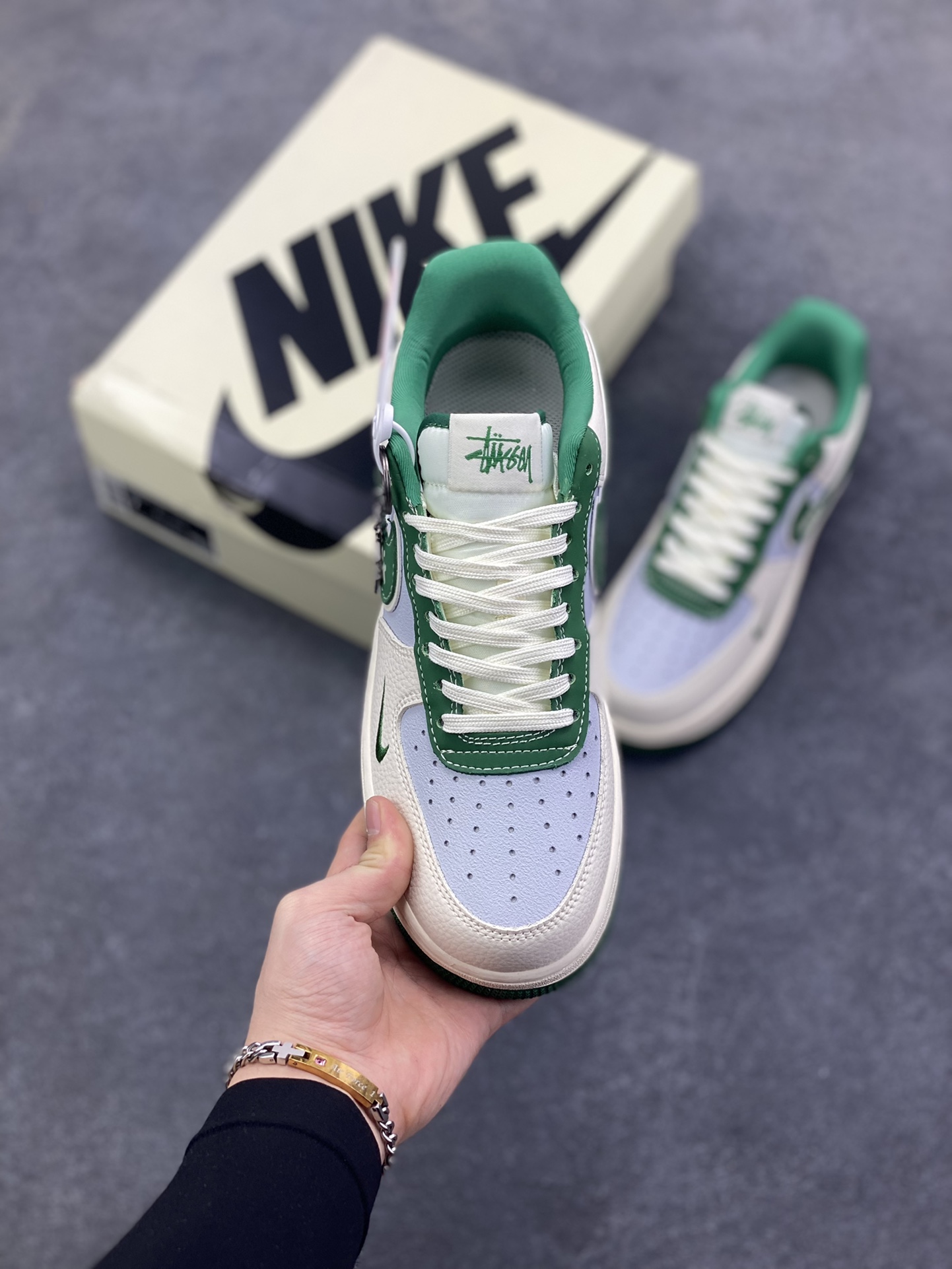 图片[2]-NIke Air Force 1 \’07 Low “斯图西联名——米绿勾”空军一号 低帮 运动鞋 休闲鞋 折边针车 工艺难度大 原楦头原纸板 原装鞋盒 定制五金配件 内置全掌气垫 原厂鞋底 货号：DD1982-305 尺码：36 36.5 37.5 38 38.5 39 40 40.5 41 42 42.5 43 44 44.5 45-选品中心