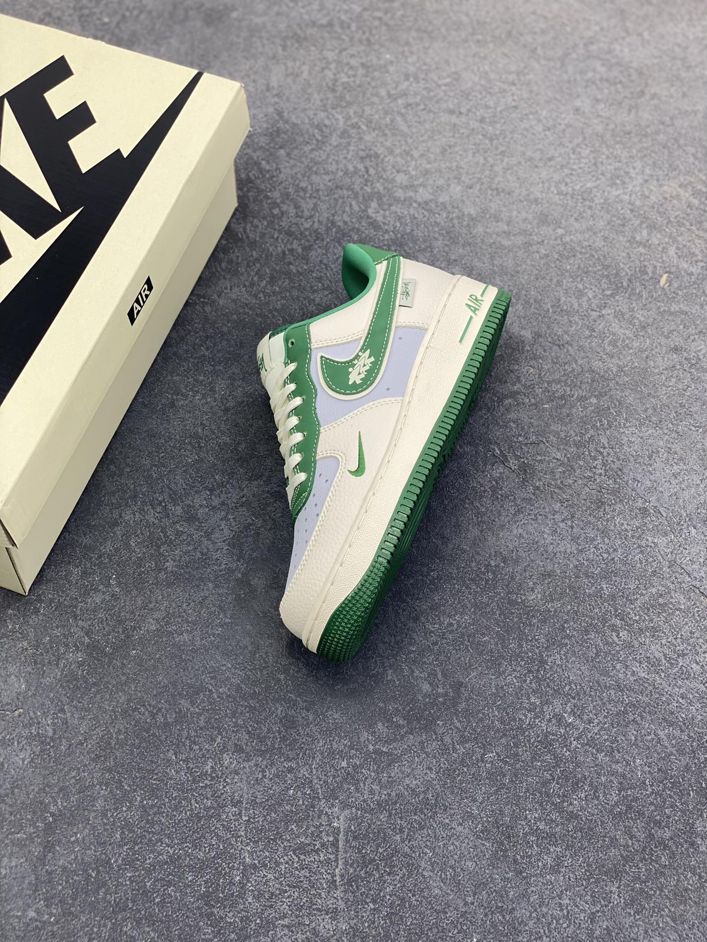 图片[7]-NIke Air Force 1 \’07 Low “斯图西联名——米绿勾”空军一号 低帮 运动鞋 休闲鞋 折边针车 工艺难度大 原楦头原纸板 原装鞋盒 定制五金配件 内置全掌气垫 原厂鞋底 货号：DD1982-305 尺码：36 36.5 37.5 38 38.5 39 40 40.5 41 42 42.5 43 44 44.5 45-选品中心