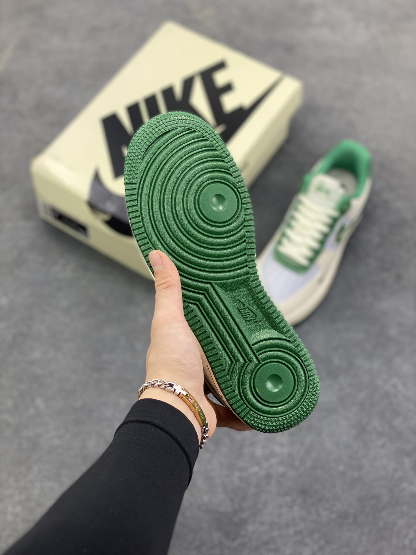 图片[5]-NIke Air Force 1 \’07 Low “斯图西联名——米绿勾”空军一号 低帮 运动鞋 休闲鞋 折边针车 工艺难度大 原楦头原纸板 原装鞋盒 定制五金配件 内置全掌气垫 原厂鞋底 货号：DD1982-305 尺码：36 36.5 37.5 38 38.5 39 40 40.5 41 42 42.5 43 44 44.5 45-选品中心