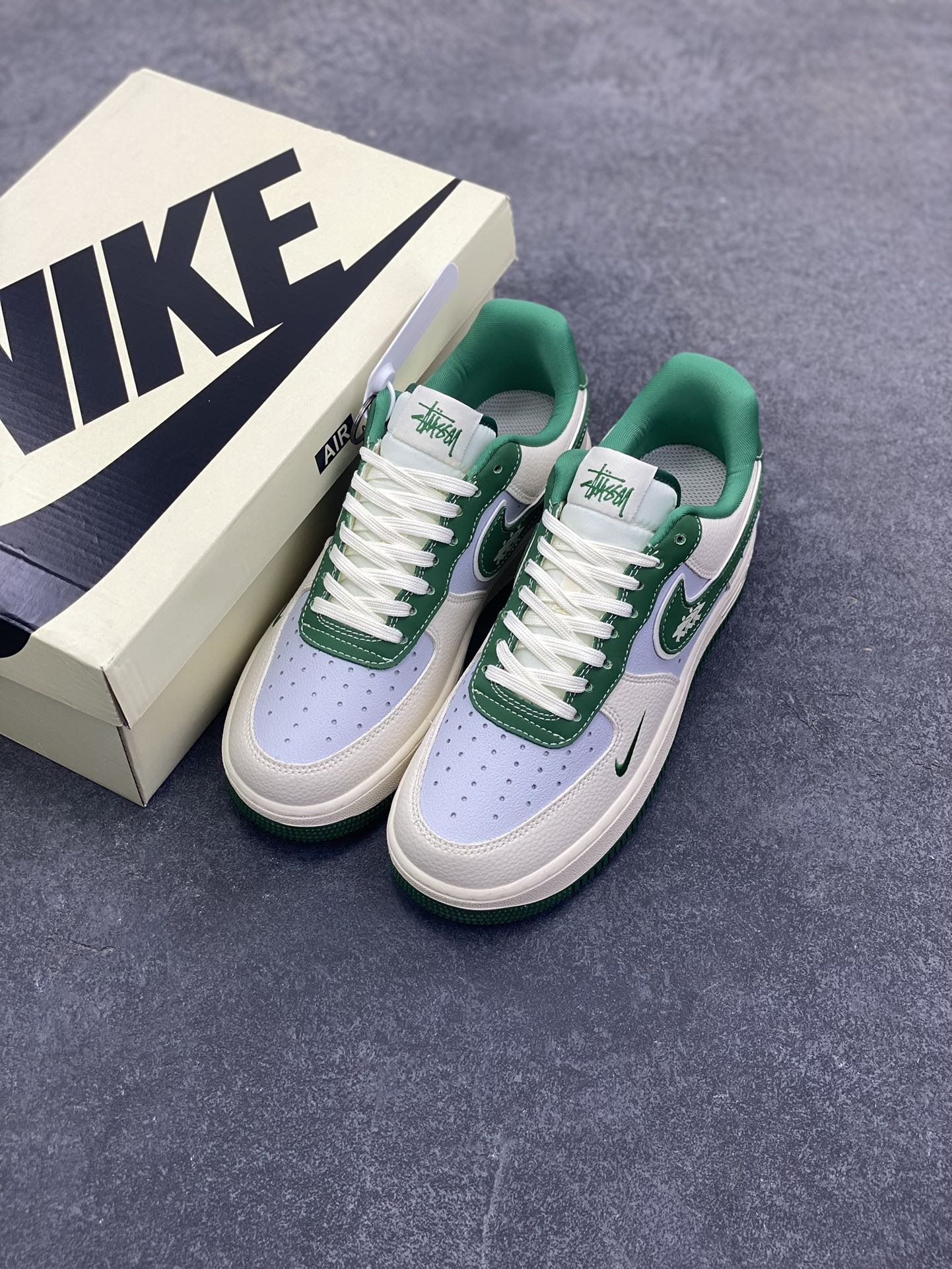 图片[8]-NIke Air Force 1 \’07 Low “斯图西联名——米绿勾”空军一号 低帮 运动鞋 休闲鞋 折边针车 工艺难度大 原楦头原纸板 原装鞋盒 定制五金配件 内置全掌气垫 原厂鞋底 货号：DD1982-305 尺码：36 36.5 37.5 38 38.5 39 40 40.5 41 42 42.5 43 44 44.5 45-选品中心