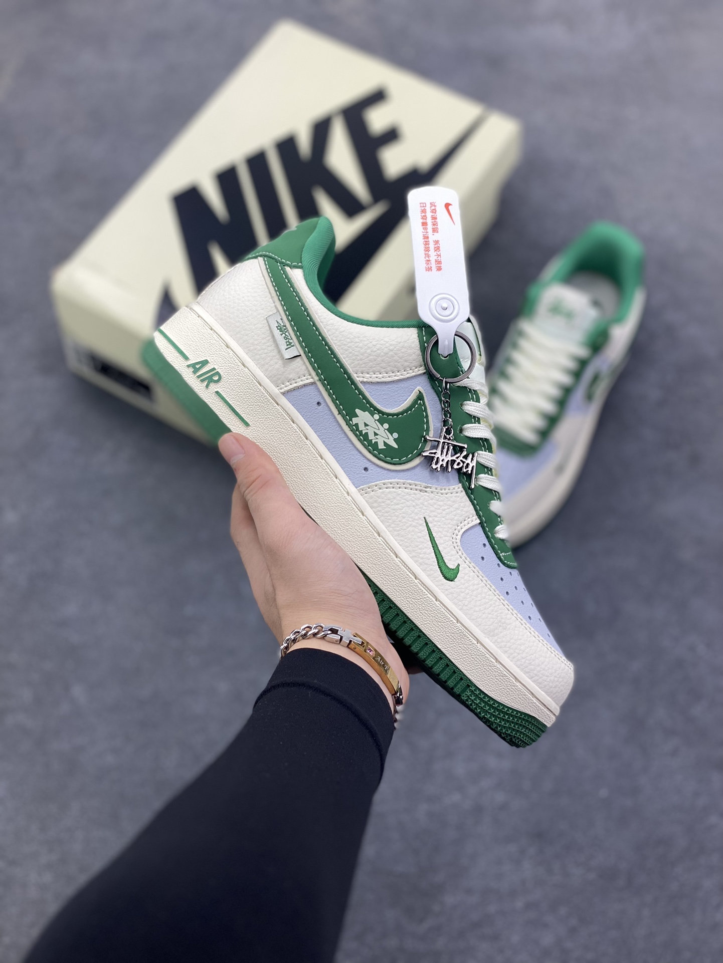 NIke Air Force 1 \'07 Low “斯图西联名——米绿勾”空军一号 低帮 运动鞋 休闲鞋 折边针车 工艺难度大 原楦头原纸板 原装鞋盒 定制五金配件 内置全掌气垫 原厂鞋底 货号：DD1982-305 尺码：36 36.5 37.5 38 38.5 39 40 40.5 41 42 42.5 43 44 44.5 45-选品中心