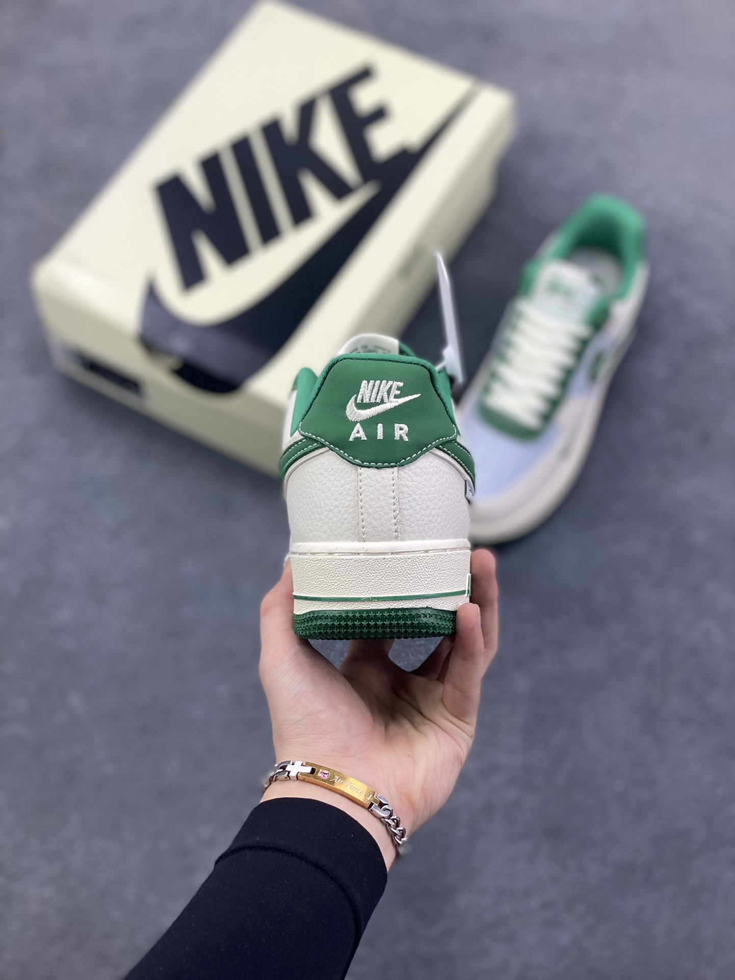 图片[4]-NIke Air Force 1 \’07 Low “斯图西联名——米绿勾”空军一号 低帮 运动鞋 休闲鞋 折边针车 工艺难度大 原楦头原纸板 原装鞋盒 定制五金配件 内置全掌气垫 原厂鞋底 货号：DD1982-305 尺码：36 36.5 37.5 38 38.5 39 40 40.5 41 42 42.5 43 44 44.5 45-选品中心