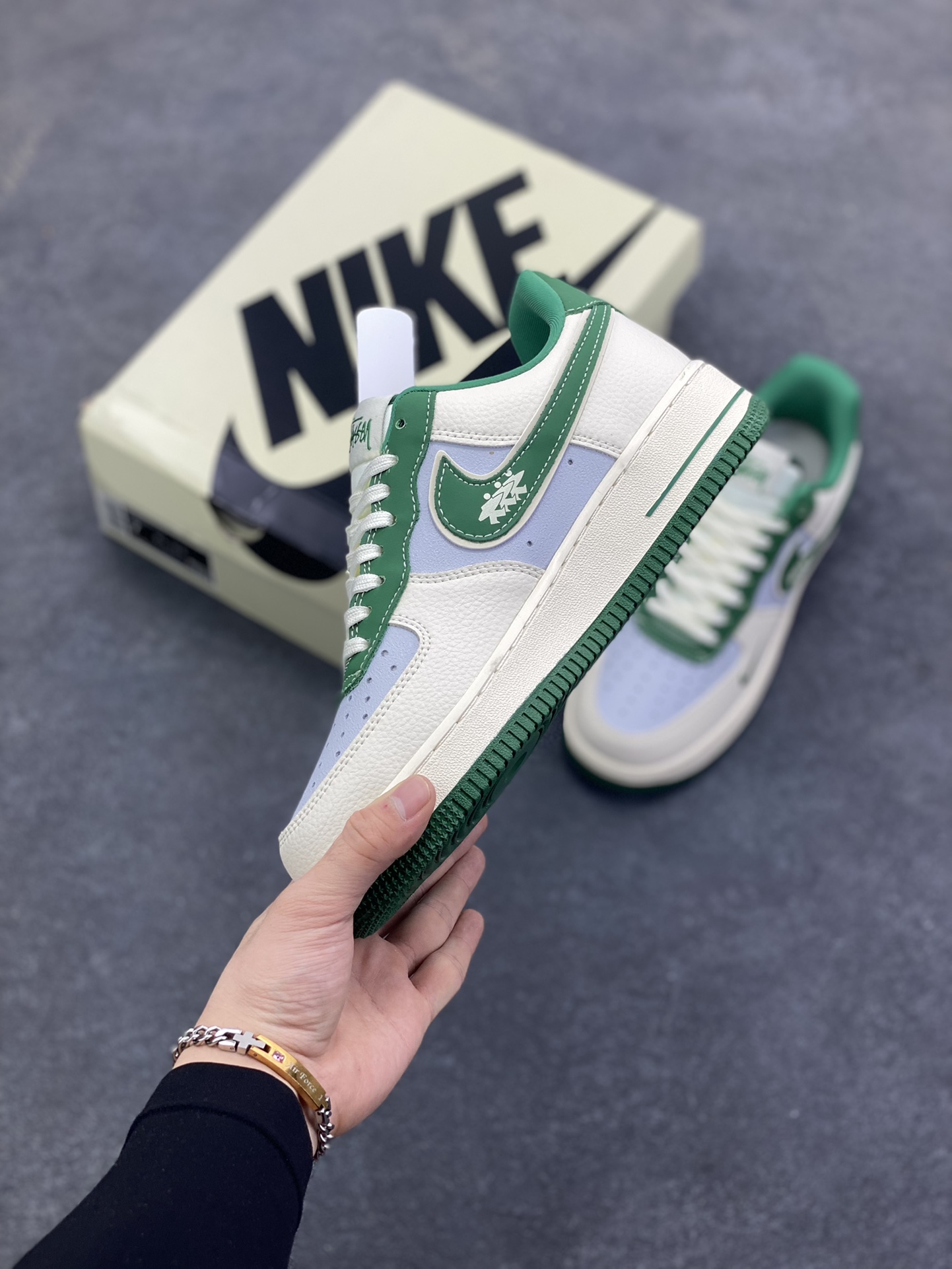 图片[3]-NIke Air Force 1 \’07 Low “斯图西联名——米绿勾”空军一号 低帮 运动鞋 休闲鞋 折边针车 工艺难度大 原楦头原纸板 原装鞋盒 定制五金配件 内置全掌气垫 原厂鞋底 货号：DD1982-305 尺码：36 36.5 37.5 38 38.5 39 40 40.5 41 42 42.5 43 44 44.5 45-选品中心