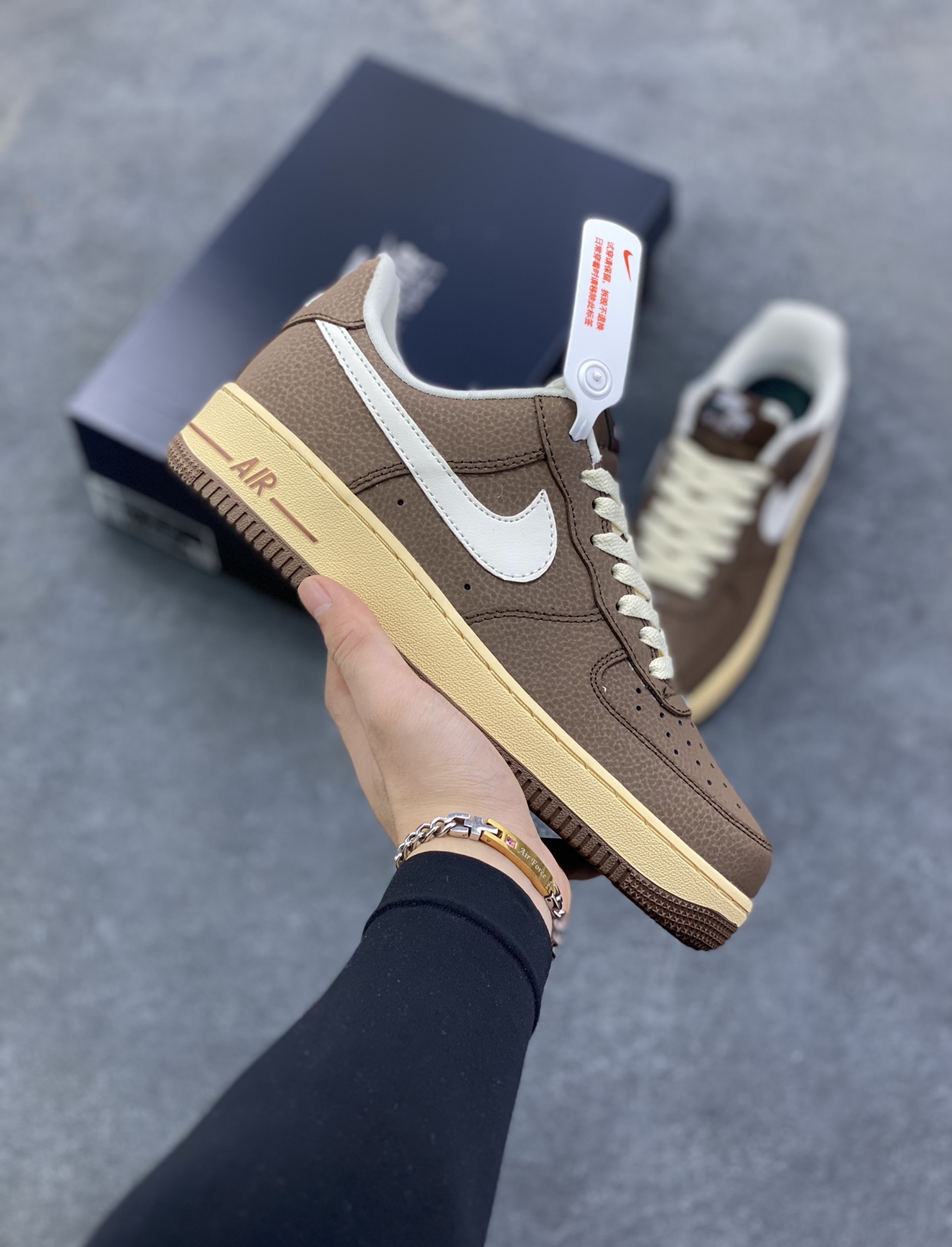 Air Force 1\’ 07 巧克力棕 原楦头原纸板 打造纯正空军版型 专注外贸渠道 全掌内置蜂窝气垫 #原盒配件 原厂中底钢印、拉帮完美 货号：FZ3592-259 尺码：36 36.5 37.5 38 38.5 39 40 40.5 41 42 42.5 43 44 44.5 45-选品中心