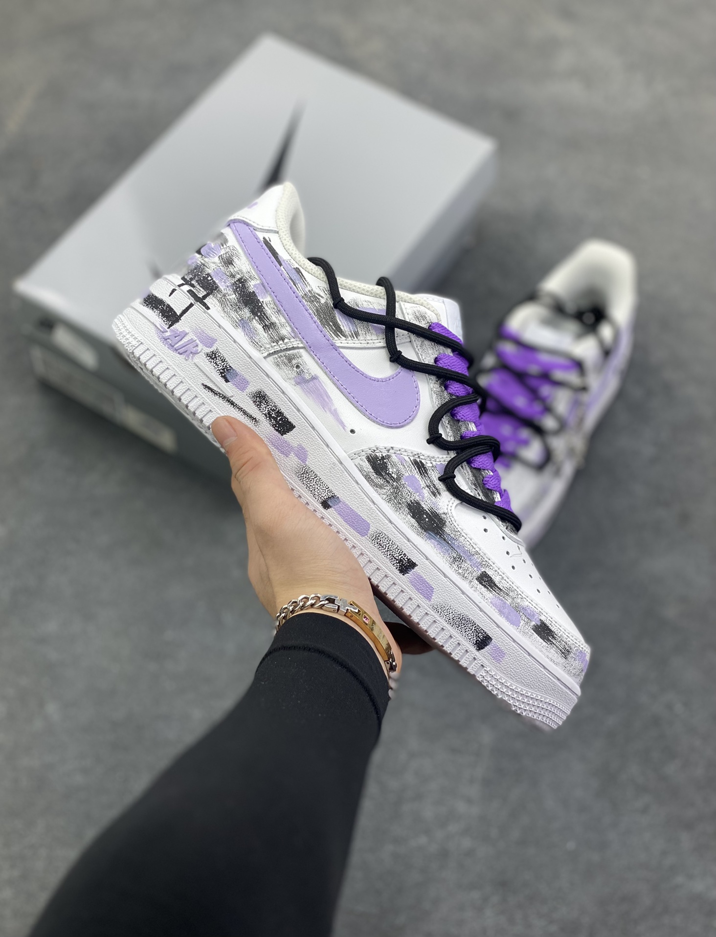 【定制球鞋】Nike Air Force 1 紫幻荆棘 哥特百搭清甜手绘减龄涂鸦 耐磨 低帮 板鞋 男女同款灰色工艺难度大 原楦头原纸板 原装鞋盒 定制五金配件 内置全掌气垫 原厂鞋底 货号：CW2288-111 尺码：36 36.5 37.5 38 38.5 39 40 40.5 41 42 42.5 43 44 44.5 45-选品中心