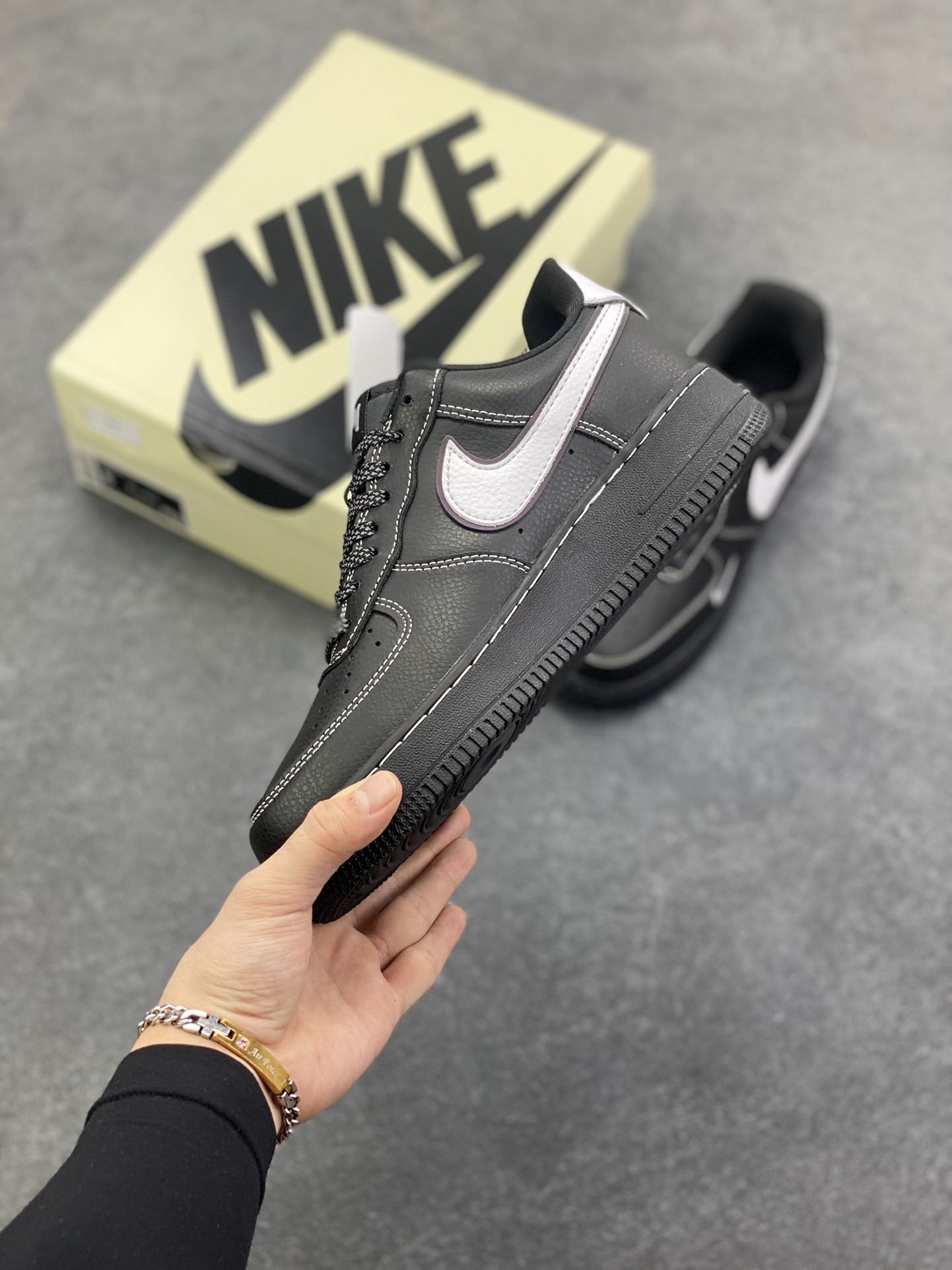 图片[3]-NIke Air Force 1 \’07 Low “斯图西联名——黑白满天星”空军一号 低帮 运动鞋 休闲鞋 折边针车 工艺难度大 原楦头原纸板 原装鞋盒 定制五金配件 内置全掌气垫 原厂鞋底 货号：DD1982-317 尺码：36 36.5 37.5 38 38.5 39 40 40.5 41 42 42.5 43 44 44.5 45-选品中心