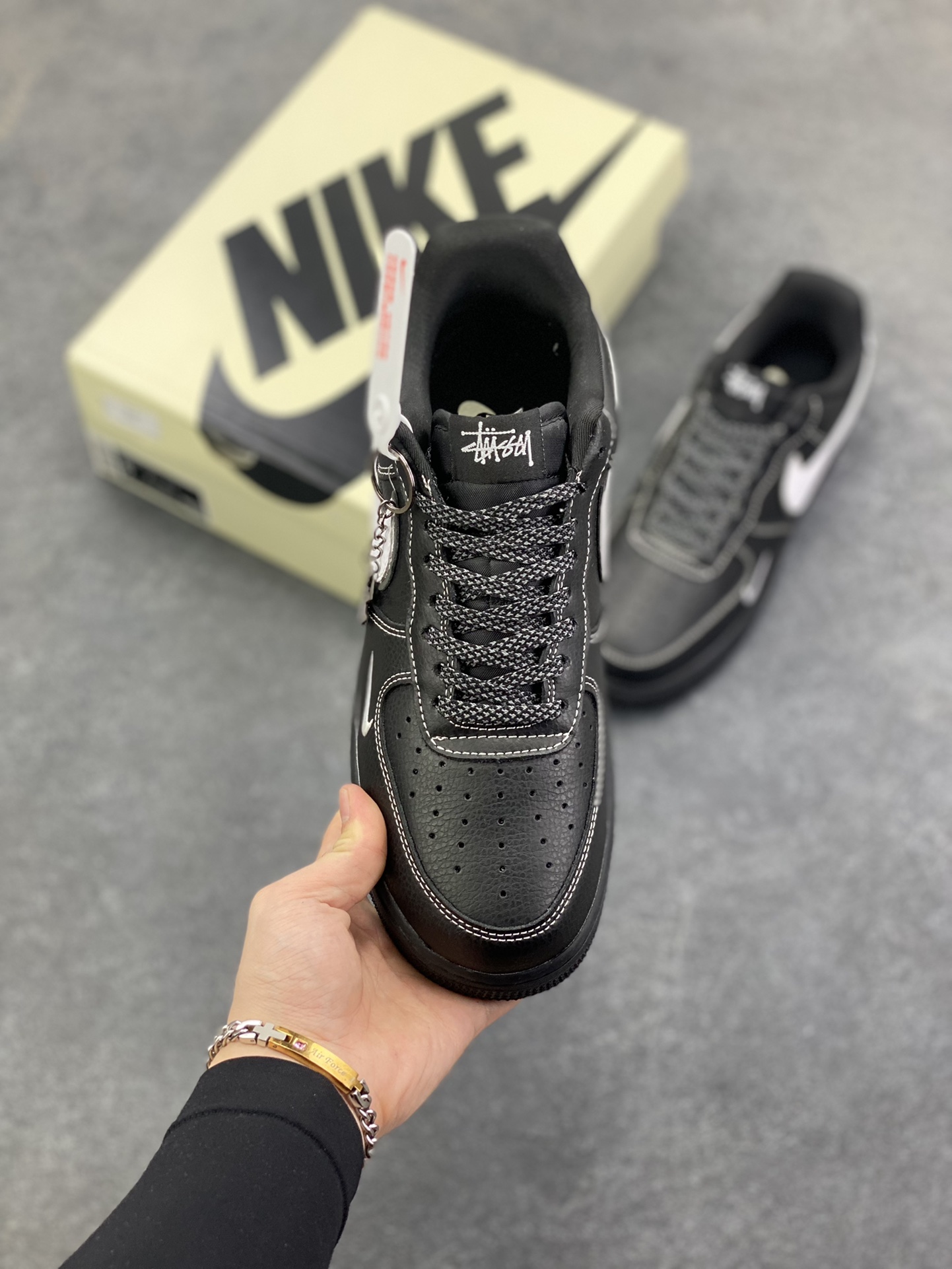 图片[2]-NIke Air Force 1 \’07 Low “斯图西联名——黑白满天星”空军一号 低帮 运动鞋 休闲鞋 折边针车 工艺难度大 原楦头原纸板 原装鞋盒 定制五金配件 内置全掌气垫 原厂鞋底 货号：DD1982-317 尺码：36 36.5 37.5 38 38.5 39 40 40.5 41 42 42.5 43 44 44.5 45-选品中心