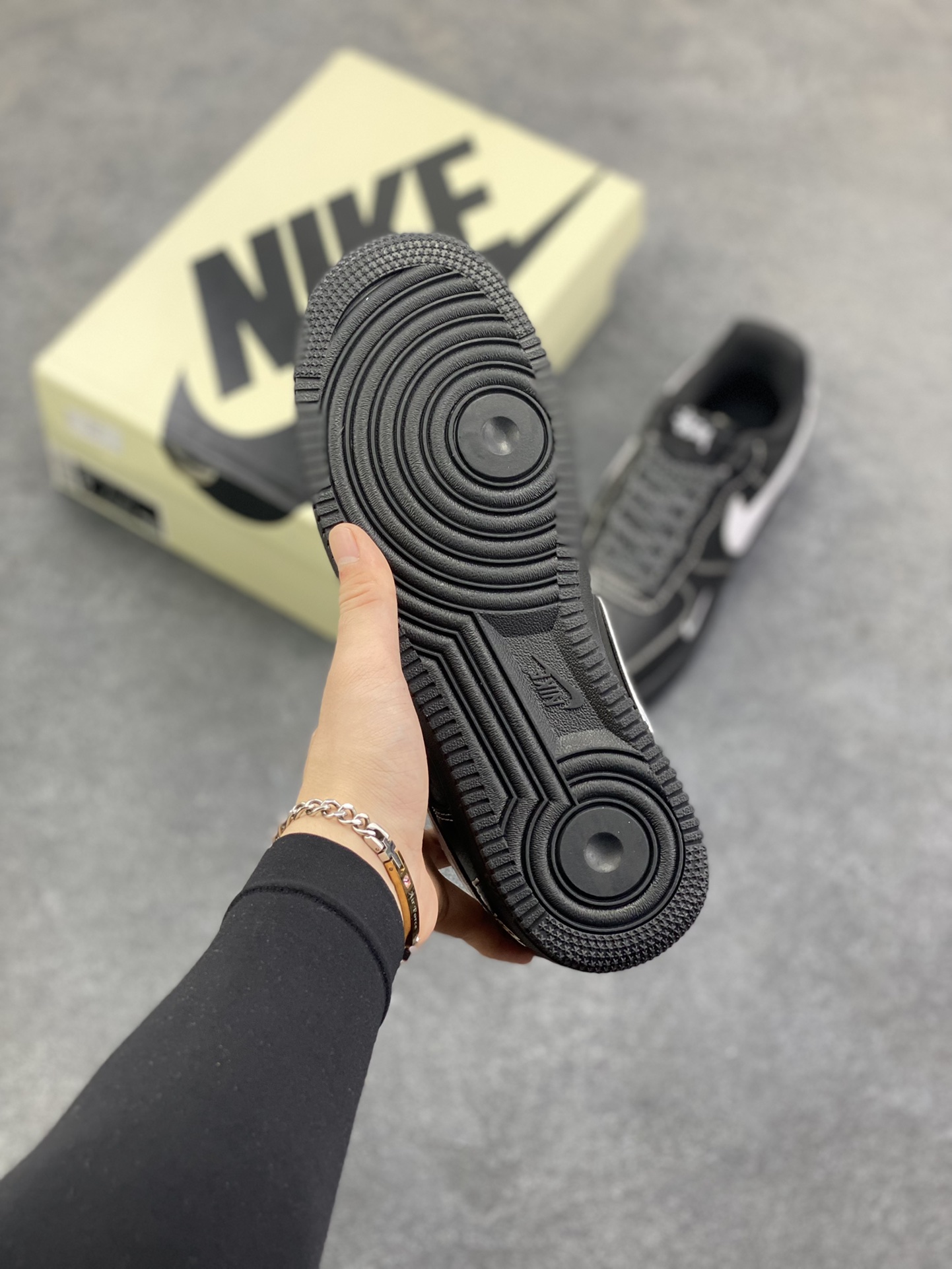 图片[5]-NIke Air Force 1 \’07 Low “斯图西联名——黑白满天星”空军一号 低帮 运动鞋 休闲鞋 折边针车 工艺难度大 原楦头原纸板 原装鞋盒 定制五金配件 内置全掌气垫 原厂鞋底 货号：DD1982-317 尺码：36 36.5 37.5 38 38.5 39 40 40.5 41 42 42.5 43 44 44.5 45-选品中心