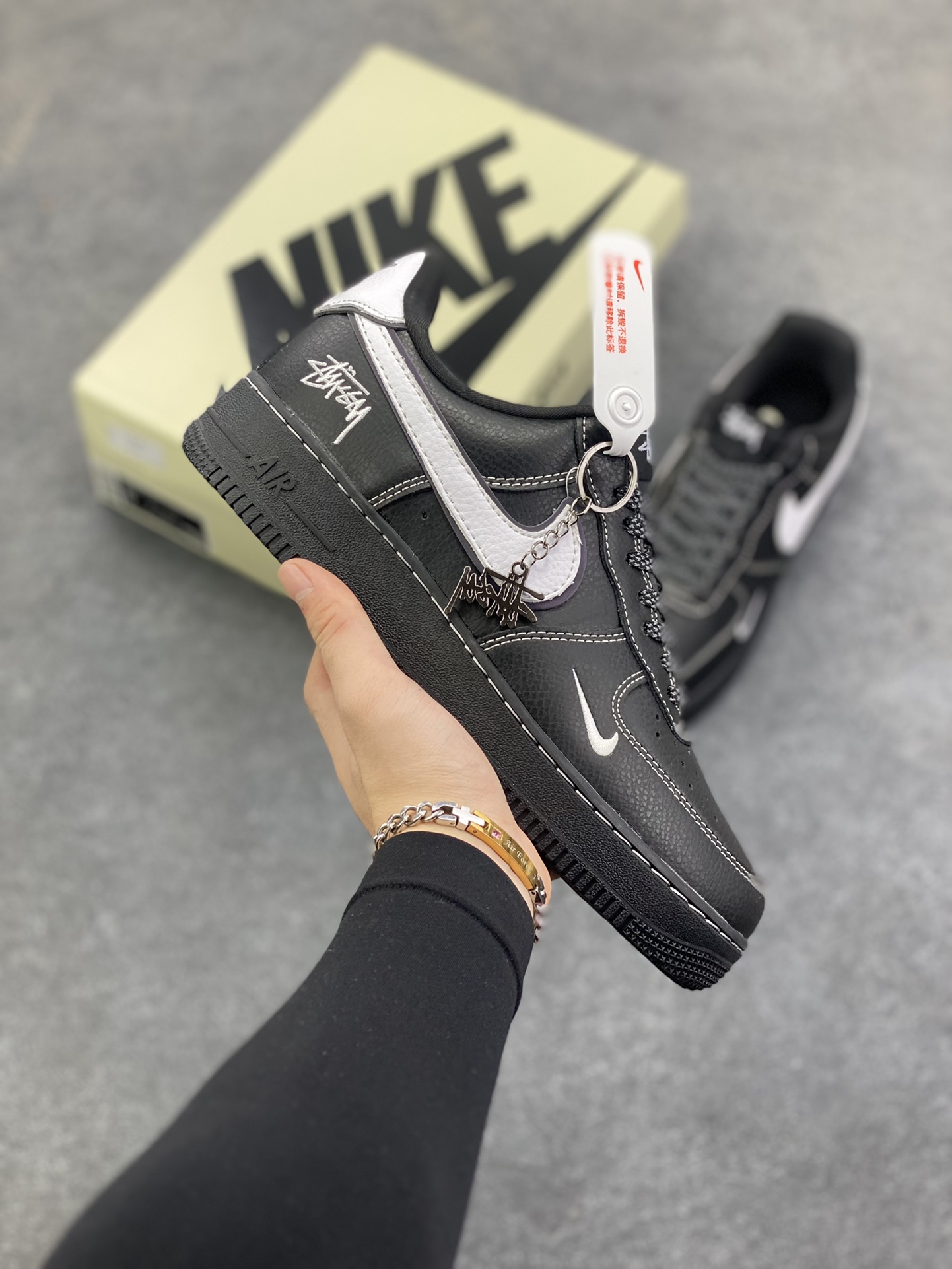 NIke Air Force 1 \’07 Low “斯图西联名——黑白满天星”空军一号 低帮 运动鞋 休闲鞋 折边针车 工艺难度大 原楦头原纸板 原装鞋盒 定制五金配件 内置全掌气垫 原厂鞋底 货号：DD1982-317 尺码：36 36.5 37.5 38 38.5 39 40 40.5 41 42 42.5 43 44 44.5 45-选品中心
