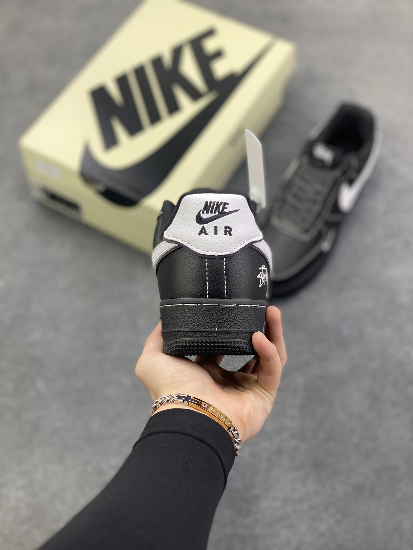 图片[4]-NIke Air Force 1 \’07 Low “斯图西联名——黑白满天星”空军一号 低帮 运动鞋 休闲鞋 折边针车 工艺难度大 原楦头原纸板 原装鞋盒 定制五金配件 内置全掌气垫 原厂鞋底 货号：DD1982-317 尺码：36 36.5 37.5 38 38.5 39 40 40.5 41 42 42.5 43 44 44.5 45-选品中心