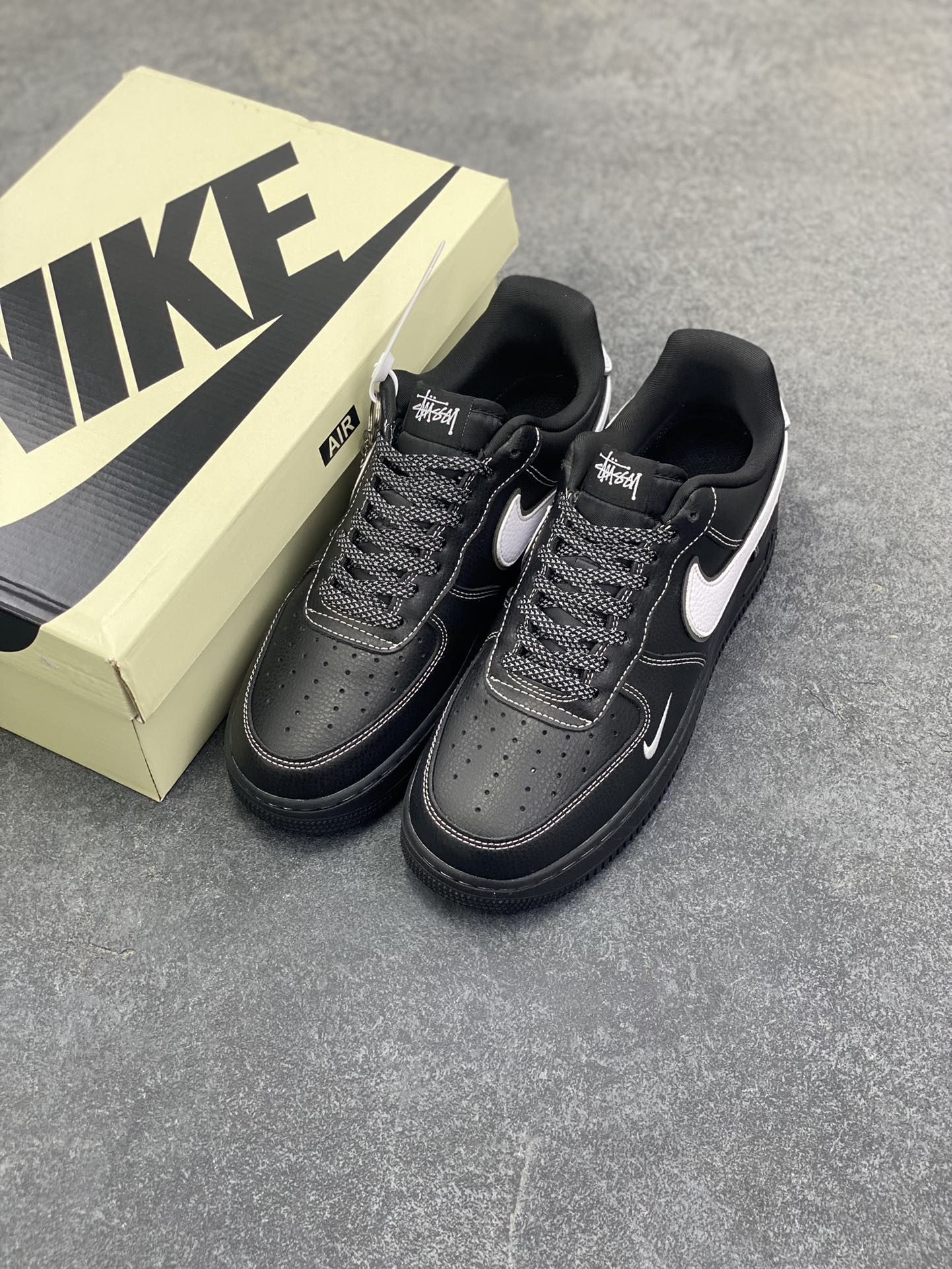 图片[8]-NIke Air Force 1 \’07 Low “斯图西联名——黑白满天星”空军一号 低帮 运动鞋 休闲鞋 折边针车 工艺难度大 原楦头原纸板 原装鞋盒 定制五金配件 内置全掌气垫 原厂鞋底 货号：DD1982-317 尺码：36 36.5 37.5 38 38.5 39 40 40.5 41 42 42.5 43 44 44.5 45-选品中心