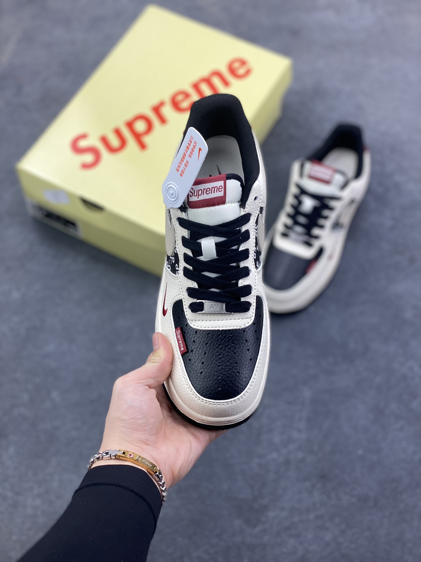 图片[2]-高端定制Nike Air Force 1 \’07 Low “Superme联名—— 米白黑黑红” 高端定制 低帮休闲板鞋 定制鞋盒 大厂纯原品质出货 超高清洁度 皮料切割干净无任何毛边 细节完美 货号：XD2588-610 尺码：36 36.5 37.5 38 38.5 39 40 40.5 41 42 42.5 43 44 44.5 45-选品中心