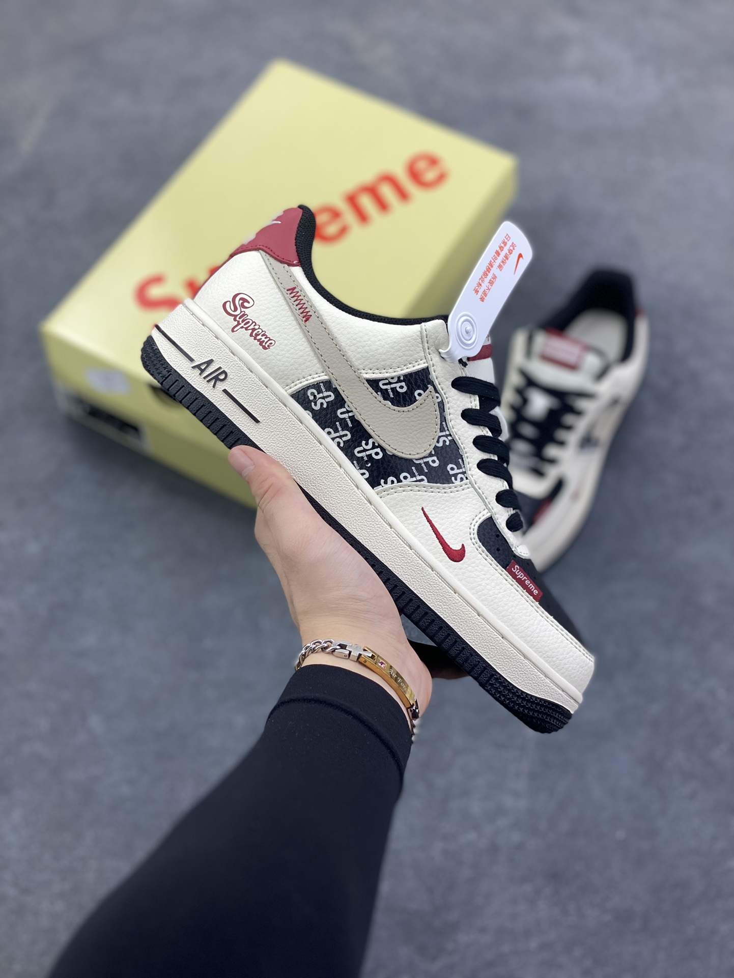 高端定制Nike Air Force 1 \’07 Low “Superme联名—— 米白黑黑红” 高端定制 低帮休闲板鞋 定制鞋盒 大厂纯原品质出货 超高清洁度 皮料切割干净无任何毛边 细节完美 货号：XD2588-610 尺码：36 36.5 37.5 38 38.5 39 40 40.5 41 42 42.5 43 44 44.5 45-选品中心