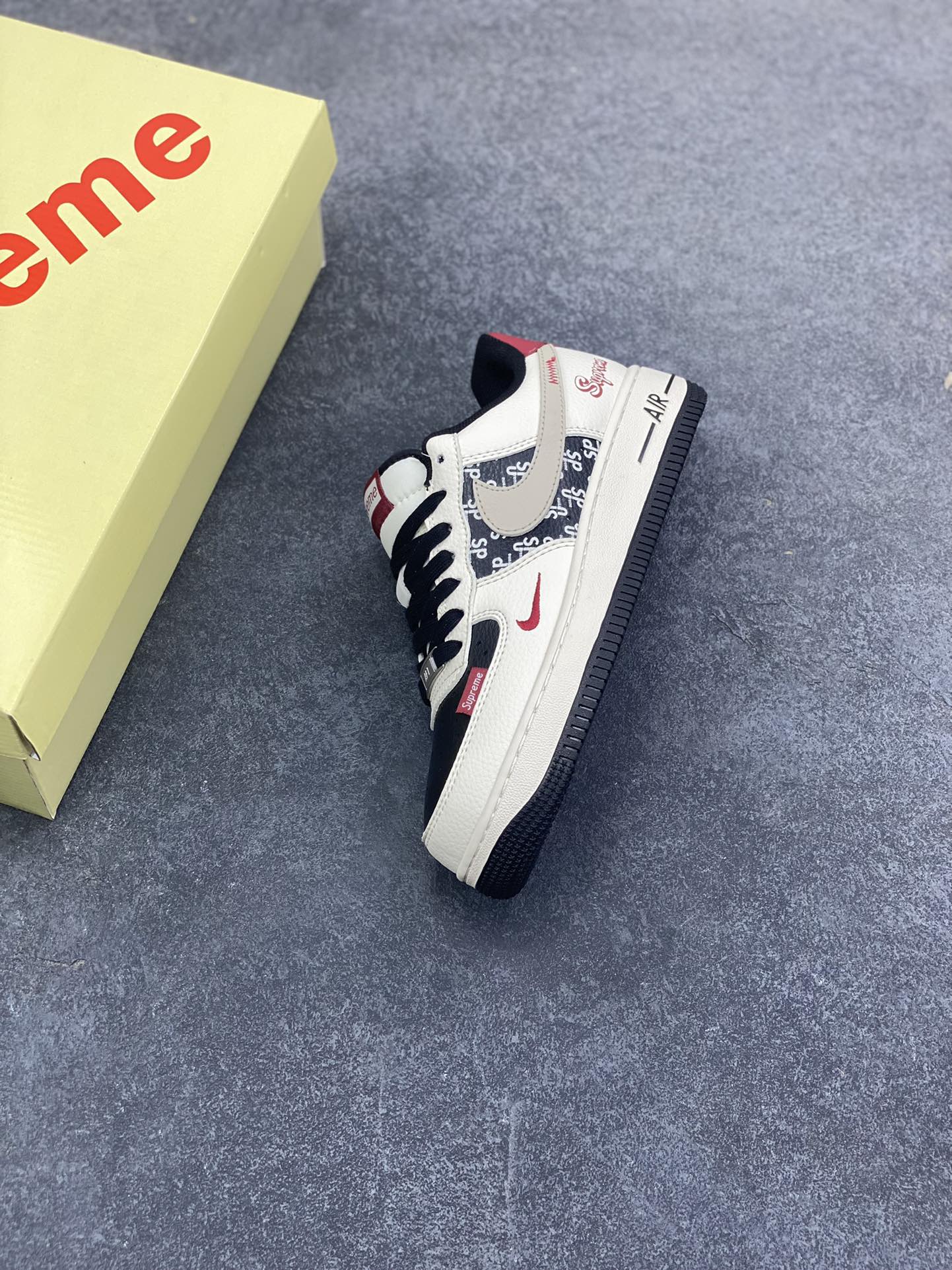 图片[7]-高端定制Nike Air Force 1 \’07 Low “Superme联名—— 米白黑黑红” 高端定制 低帮休闲板鞋 定制鞋盒 大厂纯原品质出货 超高清洁度 皮料切割干净无任何毛边 细节完美 货号：XD2588-610 尺码：36 36.5 37.5 38 38.5 39 40 40.5 41 42 42.5 43 44 44.5 45-选品中心