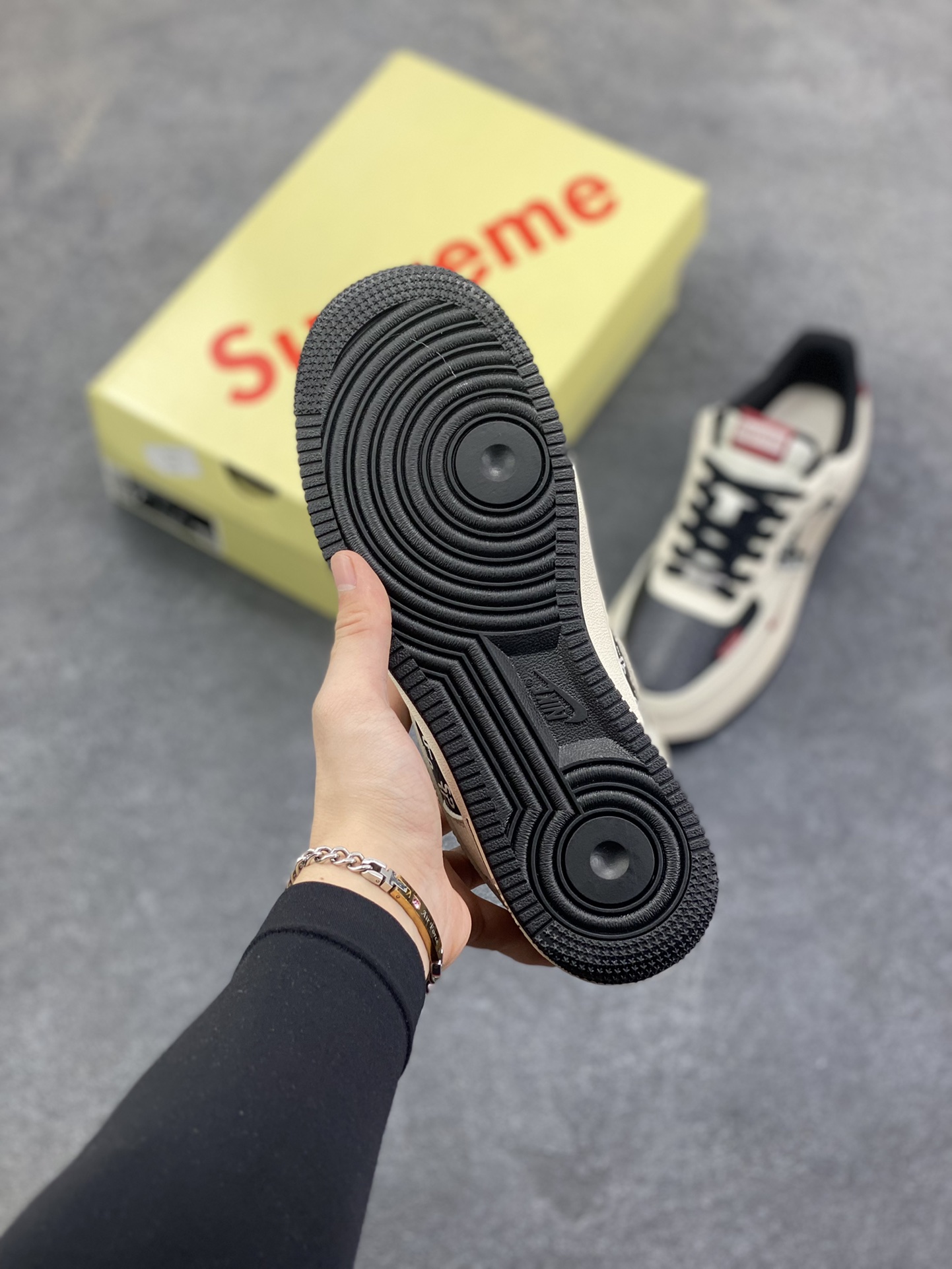 图片[5]-高端定制Nike Air Force 1 \’07 Low “Superme联名—— 米白黑黑红” 高端定制 低帮休闲板鞋 定制鞋盒 大厂纯原品质出货 超高清洁度 皮料切割干净无任何毛边 细节完美 货号：XD2588-610 尺码：36 36.5 37.5 38 38.5 39 40 40.5 41 42 42.5 43 44 44.5 45-选品中心