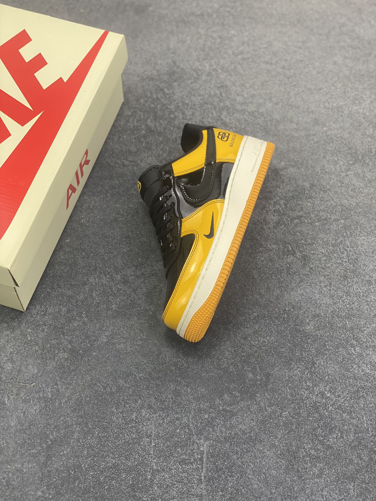图片[7]-高端定制Nike Air Force 1 \’07 Low “Balenciaga联名—黑黄拼接”经典 Air Force 1 中底搭载橙黄撞色大底，采用高光黑黄漆皮拼接设计，视觉冲击拉满，行走间自带吸睛 Buff；鞋身 Balenciaga 标志性 Logo 与 Nike Swoosh 双标碰撞，高端定制 低帮休闲板鞋 定制鞋盒 大厂纯原品质出货 超高清洁度 皮料切割干净无任何毛边 细节完美 货号：DF0188-016 尺码：36 36.5 37.5 38 38.5 39 40 40.5 41 42 42.5 43 44 44.5 45-选品中心