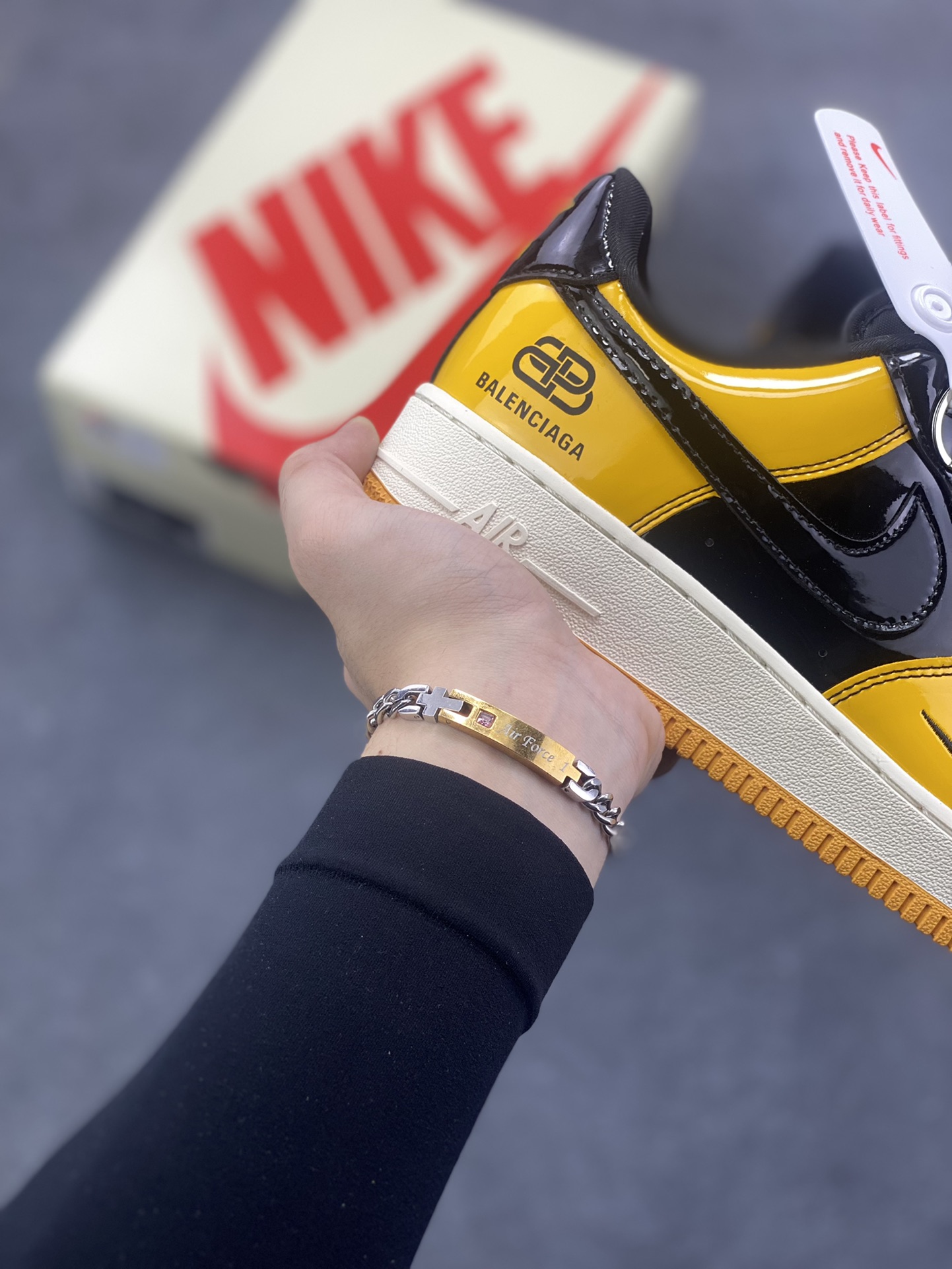图片[6]-高端定制Nike Air Force 1 \’07 Low “Balenciaga联名—黑黄拼接”经典 Air Force 1 中底搭载橙黄撞色大底，采用高光黑黄漆皮拼接设计，视觉冲击拉满，行走间自带吸睛 Buff；鞋身 Balenciaga 标志性 Logo 与 Nike Swoosh 双标碰撞，高端定制 低帮休闲板鞋 定制鞋盒 大厂纯原品质出货 超高清洁度 皮料切割干净无任何毛边 细节完美 货号：DF0188-016 尺码：36 36.5 37.5 38 38.5 39 40 40.5 41 42 42.5 43 44 44.5 45-选品中心