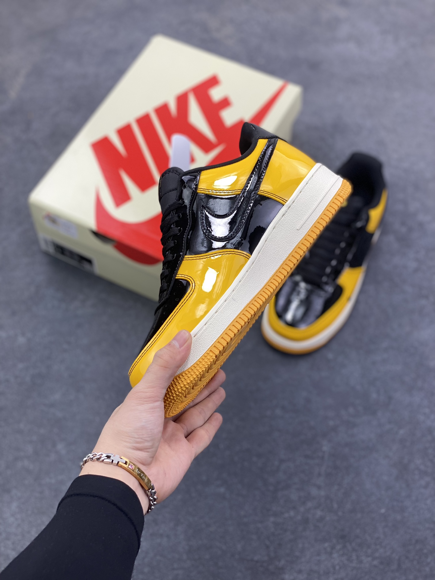 图片[3]-高端定制Nike Air Force 1 \’07 Low “Balenciaga联名—黑黄拼接”经典 Air Force 1 中底搭载橙黄撞色大底，采用高光黑黄漆皮拼接设计，视觉冲击拉满，行走间自带吸睛 Buff；鞋身 Balenciaga 标志性 Logo 与 Nike Swoosh 双标碰撞，高端定制 低帮休闲板鞋 定制鞋盒 大厂纯原品质出货 超高清洁度 皮料切割干净无任何毛边 细节完美 货号：DF0188-016 尺码：36 36.5 37.5 38 38.5 39 40 40.5 41 42 42.5 43 44 44.5 45-选品中心