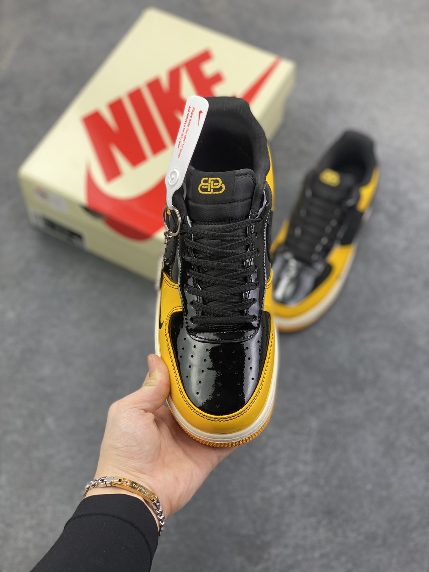 图片[2]-高端定制Nike Air Force 1 \’07 Low “Balenciaga联名—黑黄拼接”经典 Air Force 1 中底搭载橙黄撞色大底，采用高光黑黄漆皮拼接设计，视觉冲击拉满，行走间自带吸睛 Buff；鞋身 Balenciaga 标志性 Logo 与 Nike Swoosh 双标碰撞，高端定制 低帮休闲板鞋 定制鞋盒 大厂纯原品质出货 超高清洁度 皮料切割干净无任何毛边 细节完美 货号：DF0188-016 尺码：36 36.5 37.5 38 38.5 39 40 40.5 41 42 42.5 43 44 44.5 45-选品中心