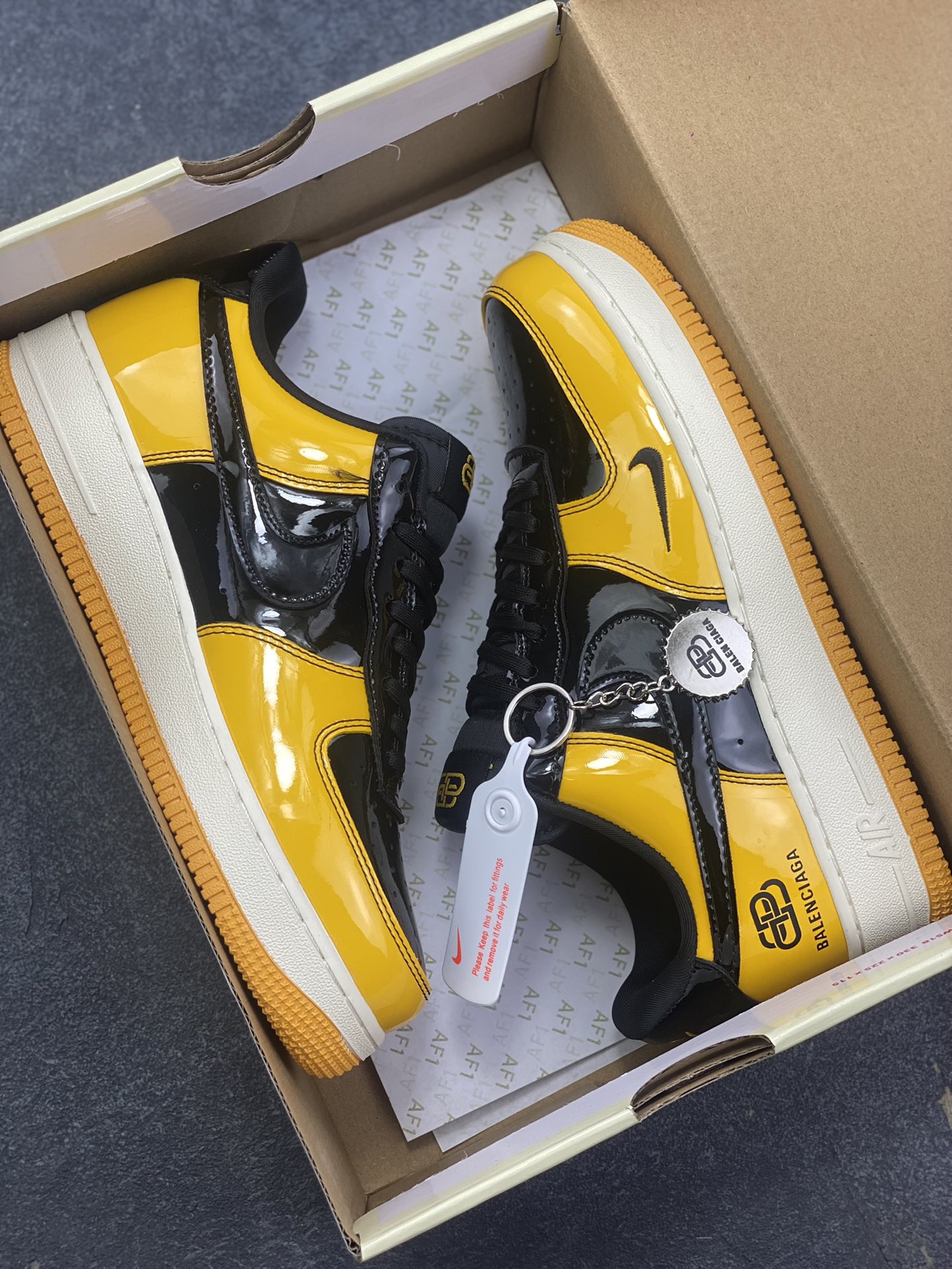 图片[9]-高端定制Nike Air Force 1 \’07 Low “Balenciaga联名—黑黄拼接”经典 Air Force 1 中底搭载橙黄撞色大底，采用高光黑黄漆皮拼接设计，视觉冲击拉满，行走间自带吸睛 Buff；鞋身 Balenciaga 标志性 Logo 与 Nike Swoosh 双标碰撞，高端定制 低帮休闲板鞋 定制鞋盒 大厂纯原品质出货 超高清洁度 皮料切割干净无任何毛边 细节完美 货号：DF0188-016 尺码：36 36.5 37.5 38 38.5 39 40 40.5 41 42 42.5 43 44 44.5 45-选品中心