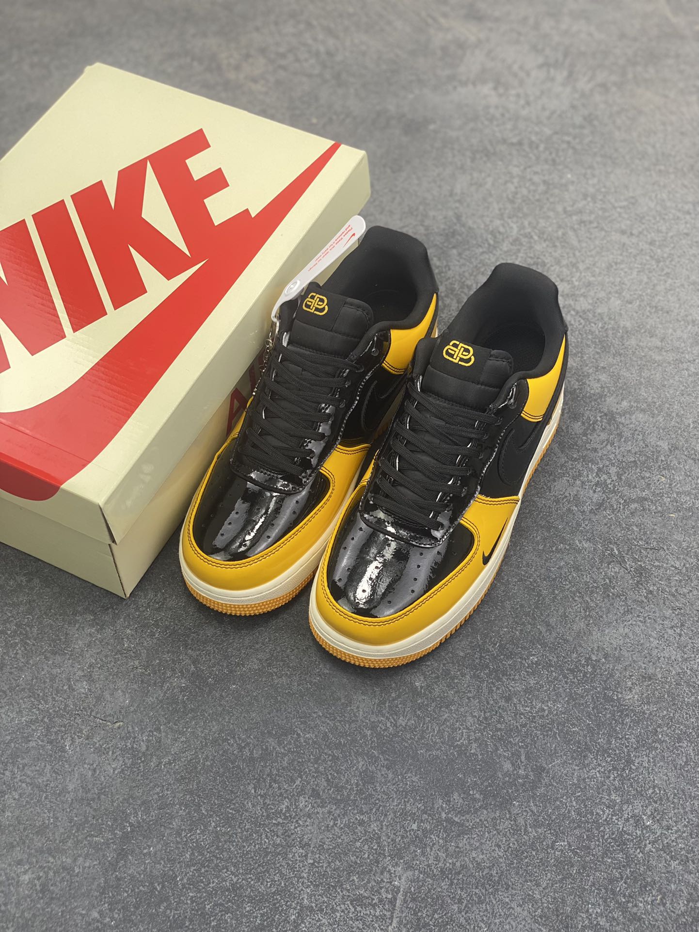 图片[8]-高端定制Nike Air Force 1 \’07 Low “Balenciaga联名—黑黄拼接”经典 Air Force 1 中底搭载橙黄撞色大底，采用高光黑黄漆皮拼接设计，视觉冲击拉满，行走间自带吸睛 Buff；鞋身 Balenciaga 标志性 Logo 与 Nike Swoosh 双标碰撞，高端定制 低帮休闲板鞋 定制鞋盒 大厂纯原品质出货 超高清洁度 皮料切割干净无任何毛边 细节完美 货号：DF0188-016 尺码：36 36.5 37.5 38 38.5 39 40 40.5 41 42 42.5 43 44 44.5 45-选品中心