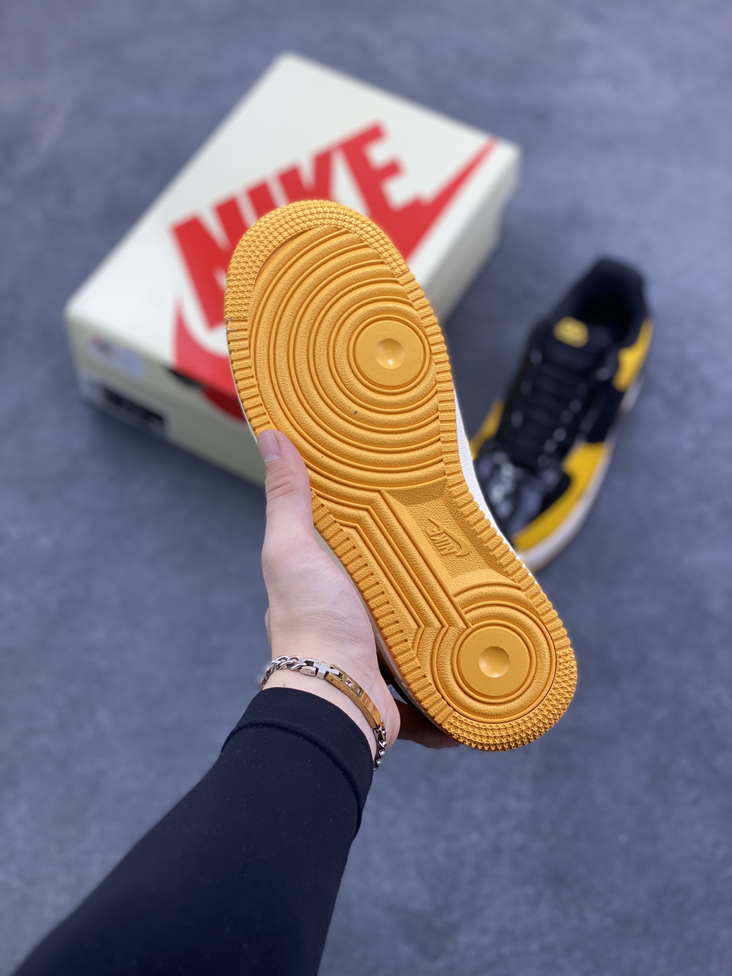 图片[5]-高端定制Nike Air Force 1 \’07 Low “Balenciaga联名—黑黄拼接”经典 Air Force 1 中底搭载橙黄撞色大底，采用高光黑黄漆皮拼接设计，视觉冲击拉满，行走间自带吸睛 Buff；鞋身 Balenciaga 标志性 Logo 与 Nike Swoosh 双标碰撞，高端定制 低帮休闲板鞋 定制鞋盒 大厂纯原品质出货 超高清洁度 皮料切割干净无任何毛边 细节完美 货号：DF0188-016 尺码：36 36.5 37.5 38 38.5 39 40 40.5 41 42 42.5 43 44 44.5 45-选品中心