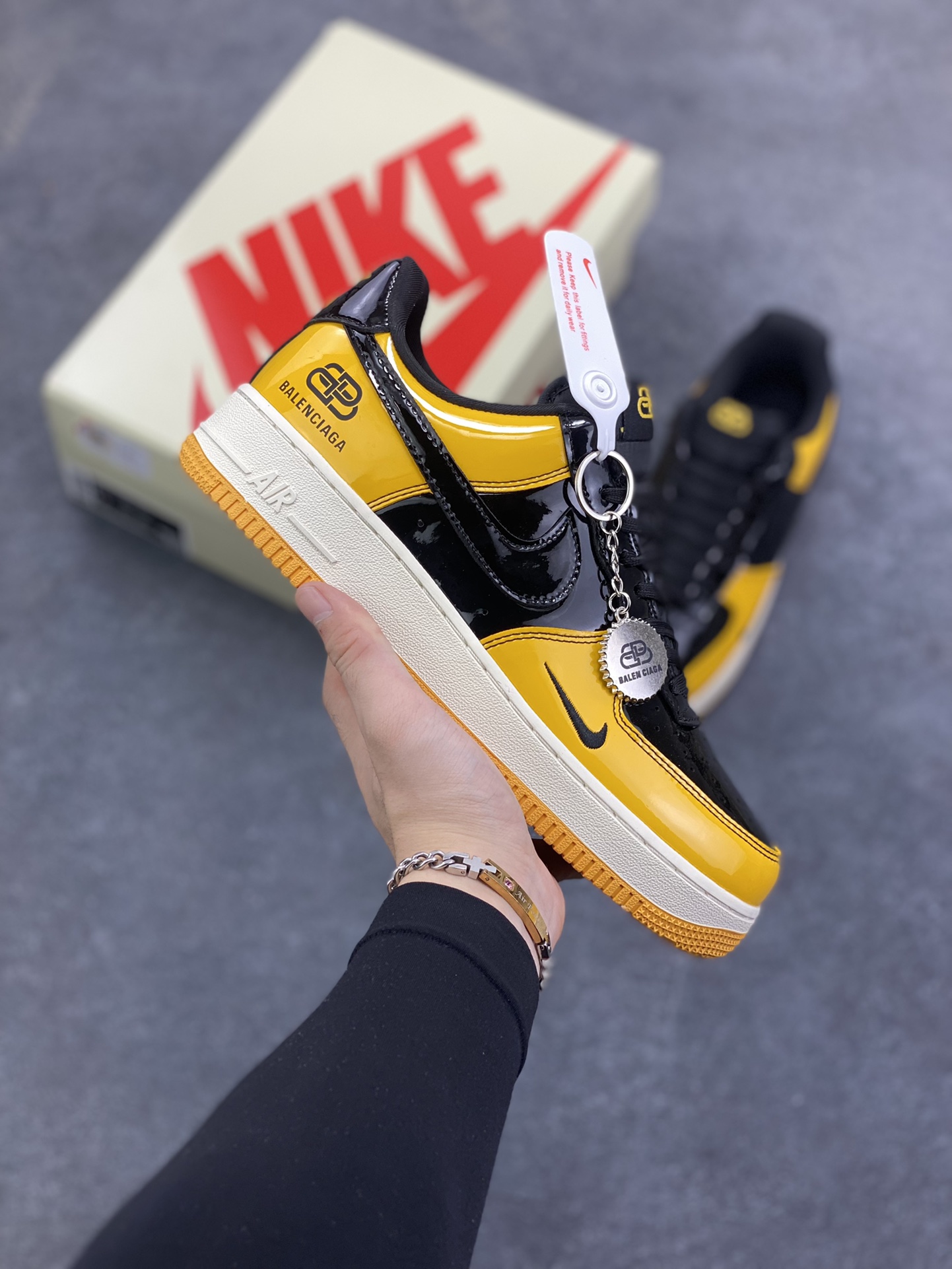 高端定制Nike Air Force 1 \'07 Low “Balenciaga联名---黑黄拼接”经典 Air Force 1 中底搭载橙黄撞色大底，采用高光黑黄漆皮拼接设计，视觉冲击拉满，行走间自带吸睛 Buff；鞋身 Balenciaga 标志性 Logo 与 Nike Swoosh 双标碰撞，高端定制 低帮休闲板鞋 定制鞋盒 大厂纯原品质出货 超高清洁度 皮料切割干净无任何毛边 细节完美 货号：DF0188-016 尺码：36 36.5 37.5 38 38.5 39 40 40.5 41 42 42.5 43 44 44.5 45-选品中心