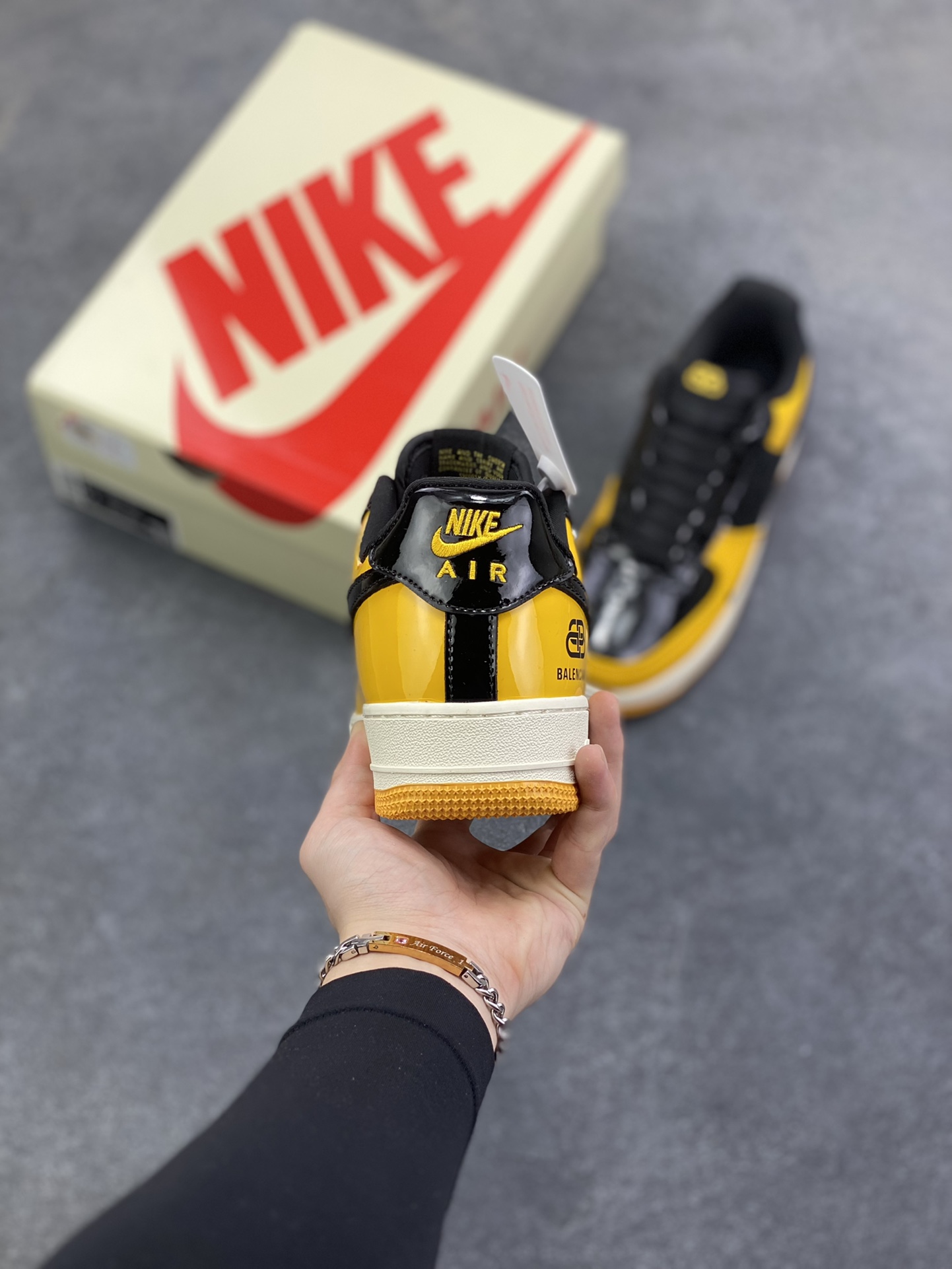 图片[4]-高端定制Nike Air Force 1 \’07 Low “Balenciaga联名—黑黄拼接”经典 Air Force 1 中底搭载橙黄撞色大底，采用高光黑黄漆皮拼接设计，视觉冲击拉满，行走间自带吸睛 Buff；鞋身 Balenciaga 标志性 Logo 与 Nike Swoosh 双标碰撞，高端定制 低帮休闲板鞋 定制鞋盒 大厂纯原品质出货 超高清洁度 皮料切割干净无任何毛边 细节完美 货号：DF0188-016 尺码：36 36.5 37.5 38 38.5 39 40 40.5 41 42 42.5 43 44 44.5 45-选品中心