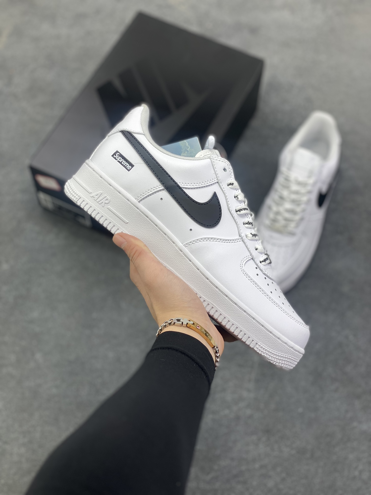 Nike Air Force 1 Low Supreme联名 空军一号低帮运动休闲板鞋 原楦头原纸板 打造纯正空军版型 专注外贸渠道 全掌内置蜂窝气垫 原盒配件 原厂中底钢印、拉帮完美 货号：CU9225-102 尺码：36 36.5 37.5 38 38.5 39 40 40.5 41 42 42.5 43 44 44.5 45-选品中心