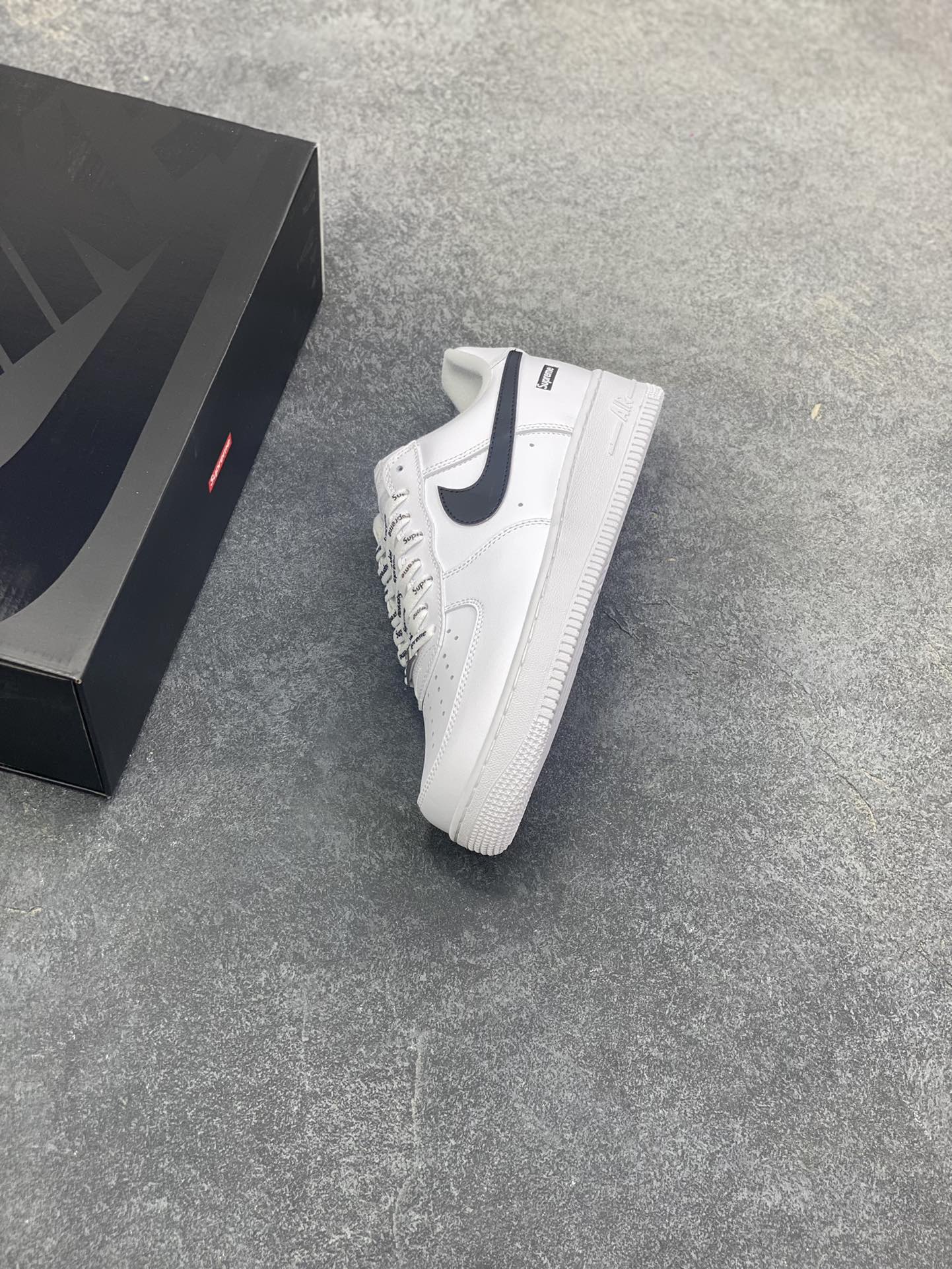 图片[7]-Nike Air Force 1 Low Supreme联名 空军一号低帮运动休闲板鞋 原楦头原纸板 打造纯正空军版型 专注外贸渠道 全掌内置蜂窝气垫 原盒配件 原厂中底钢印、拉帮完美 货号：CU9225-102 尺码：36 36.5 37.5 38 38.5 39 40 40.5 41 42 42.5 43 44 44.5 45-选品中心