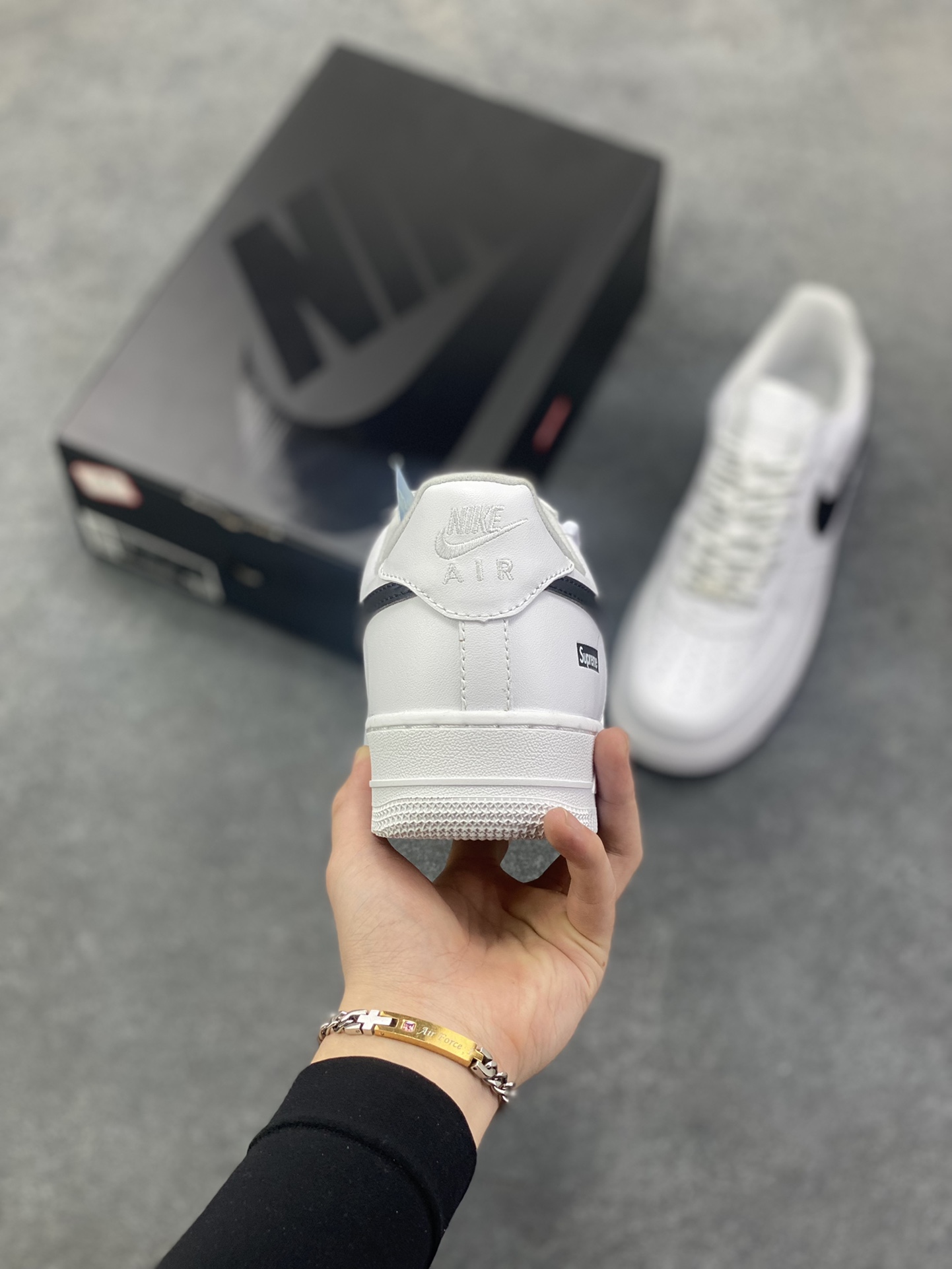 图片[4]-Nike Air Force 1 Low Supreme联名 空军一号低帮运动休闲板鞋 原楦头原纸板 打造纯正空军版型 专注外贸渠道 全掌内置蜂窝气垫 原盒配件 原厂中底钢印、拉帮完美 货号：CU9225-102 尺码：36 36.5 37.5 38 38.5 39 40 40.5 41 42 42.5 43 44 44.5 45-选品中心