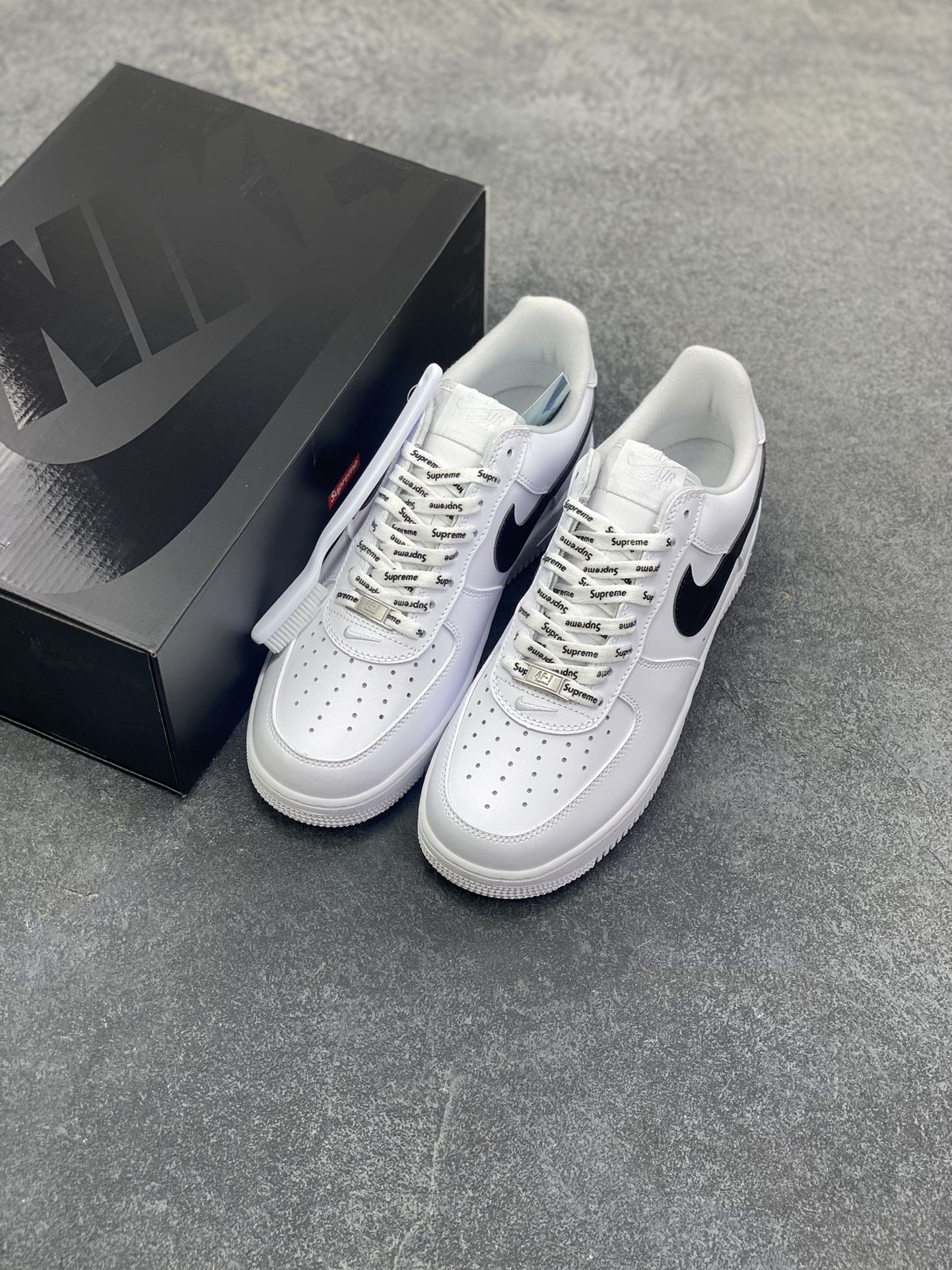 图片[8]-Nike Air Force 1 Low Supreme联名 空军一号低帮运动休闲板鞋 原楦头原纸板 打造纯正空军版型 专注外贸渠道 全掌内置蜂窝气垫 原盒配件 原厂中底钢印、拉帮完美 货号：CU9225-102 尺码：36 36.5 37.5 38 38.5 39 40 40.5 41 42 42.5 43 44 44.5 45-选品中心