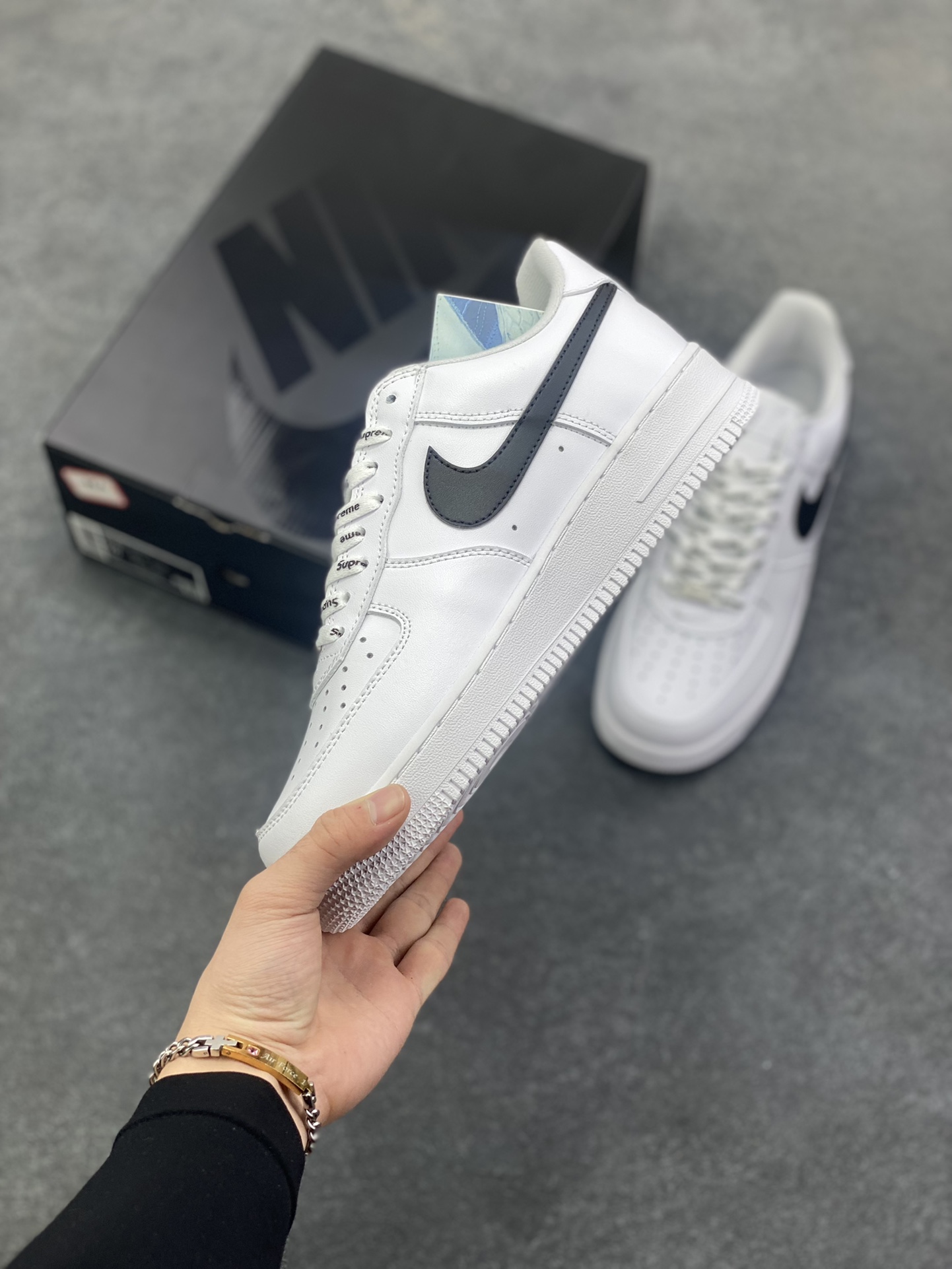 图片[3]-Nike Air Force 1 Low Supreme联名 空军一号低帮运动休闲板鞋 原楦头原纸板 打造纯正空军版型 专注外贸渠道 全掌内置蜂窝气垫 原盒配件 原厂中底钢印、拉帮完美 货号：CU9225-102 尺码：36 36.5 37.5 38 38.5 39 40 40.5 41 42 42.5 43 44 44.5 45-选品中心