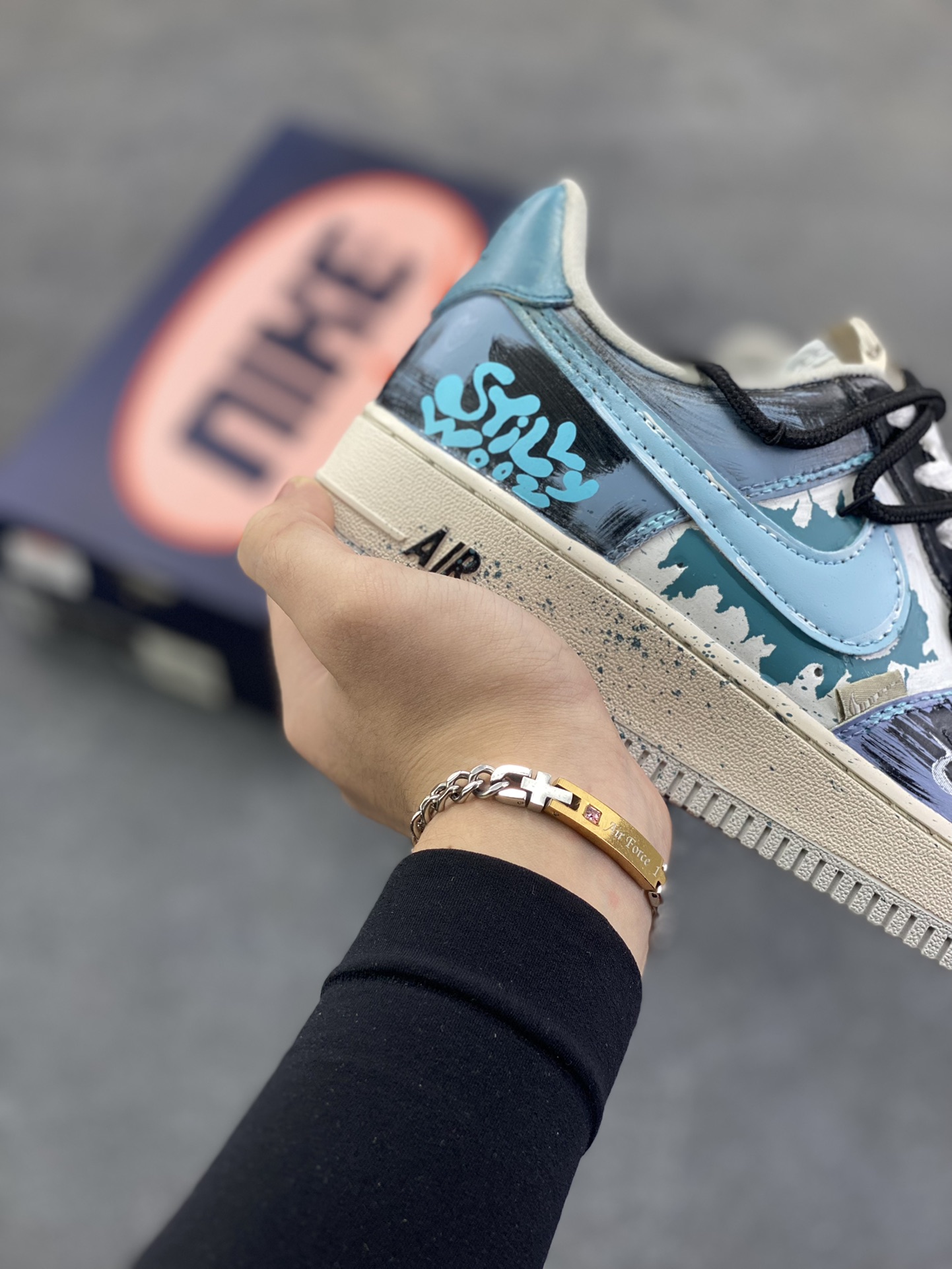 图片[6]-手绘涂鸦“色彩裂变”Nike Air Force 1 “Color fission”空军一号定制板鞋 当街头潮流与艺术涂鸦猛烈碰撞，便诞生了这双“色彩裂变·灰蓝艺术空军一号”。它以经典Nike Air Force 1为载体，灰、蓝、白的主色调如同艺术画布，泼墨般的色彩裂变效果打破常规，鞋身的“Still Woozy”艺术字体与鞋侧Swoosh、中底泼墨细节呼应，将随性的艺术表达注入鞋款灵魂 货号：XL2312-101 尺码：36 36.5 37.5 38 38.5 39 40 40.5 41 42 42.5 43 44 44.5 45-选品中心