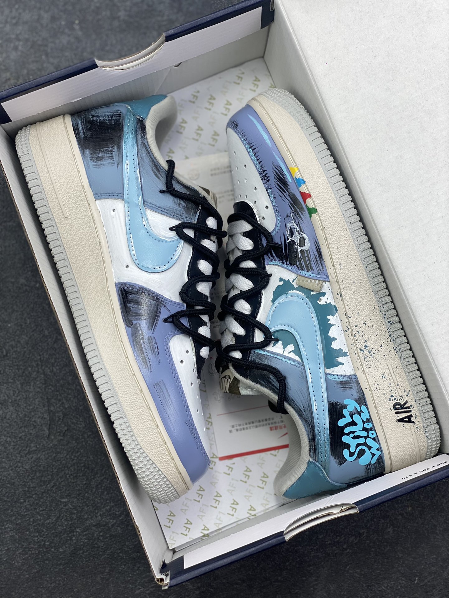 图片[9]-手绘涂鸦“色彩裂变”Nike Air Force 1 “Color fission”空军一号定制板鞋 当街头潮流与艺术涂鸦猛烈碰撞，便诞生了这双“色彩裂变·灰蓝艺术空军一号”。它以经典Nike Air Force 1为载体，灰、蓝、白的主色调如同艺术画布，泼墨般的色彩裂变效果打破常规，鞋身的“Still Woozy”艺术字体与鞋侧Swoosh、中底泼墨细节呼应，将随性的艺术表达注入鞋款灵魂 货号：XL2312-101 尺码：36 36.5 37.5 38 38.5 39 40 40.5 41 42 42.5 43 44 44.5 45-选品中心